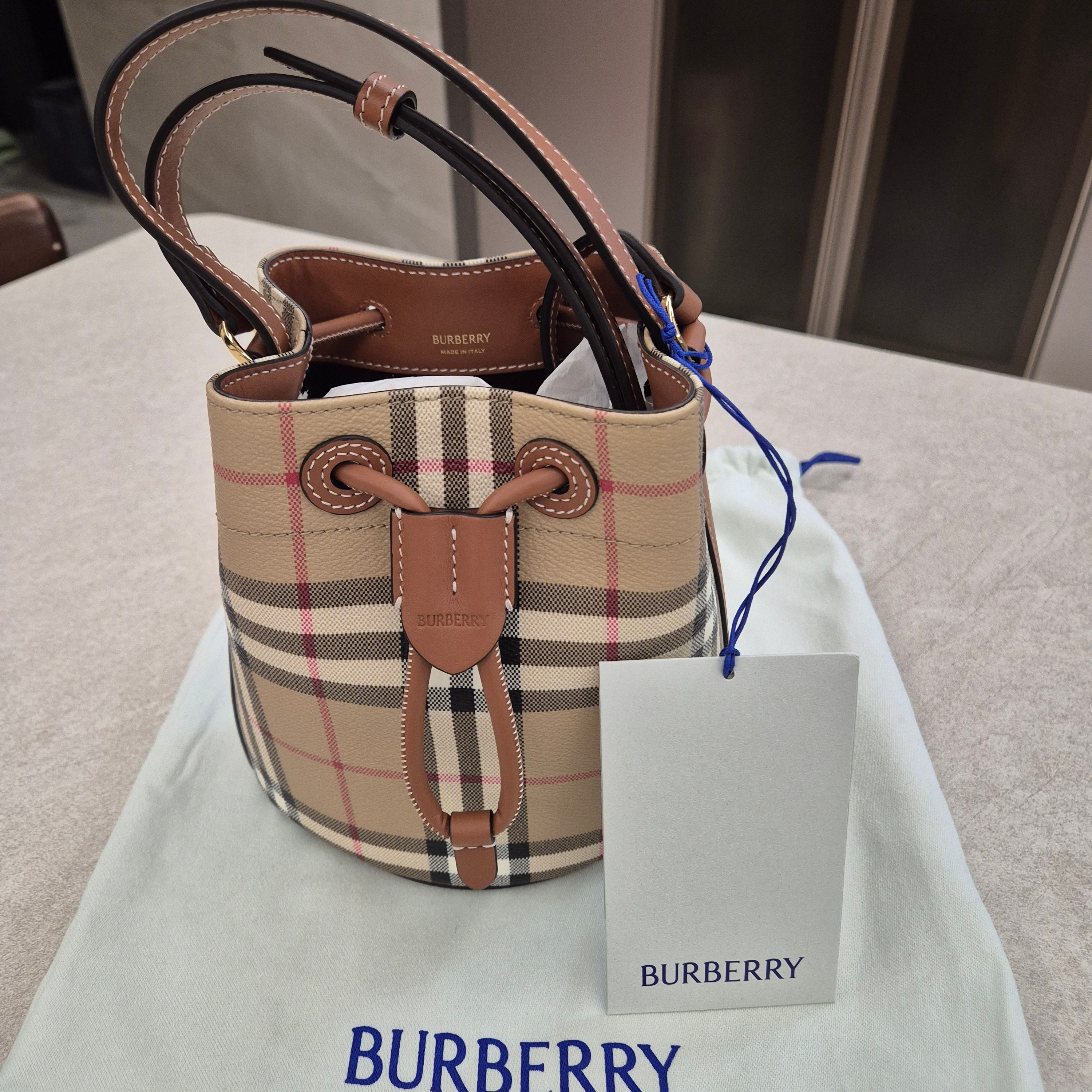 Burberry Bucket Bag Beige 착용 스타일 - 4