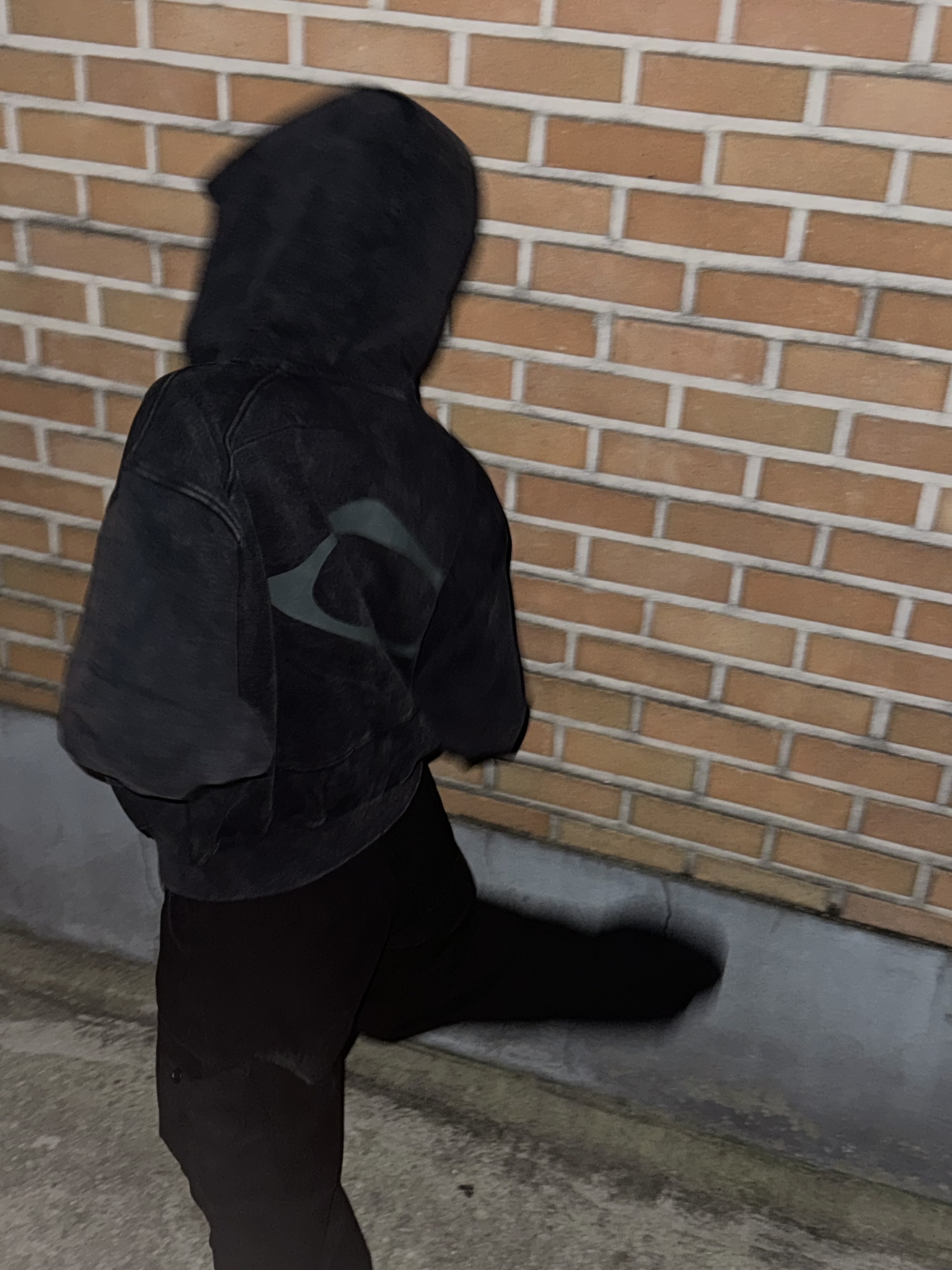 (W) Mischief Big Pocket Hoodie Washed Black 착용 스타일 - 5