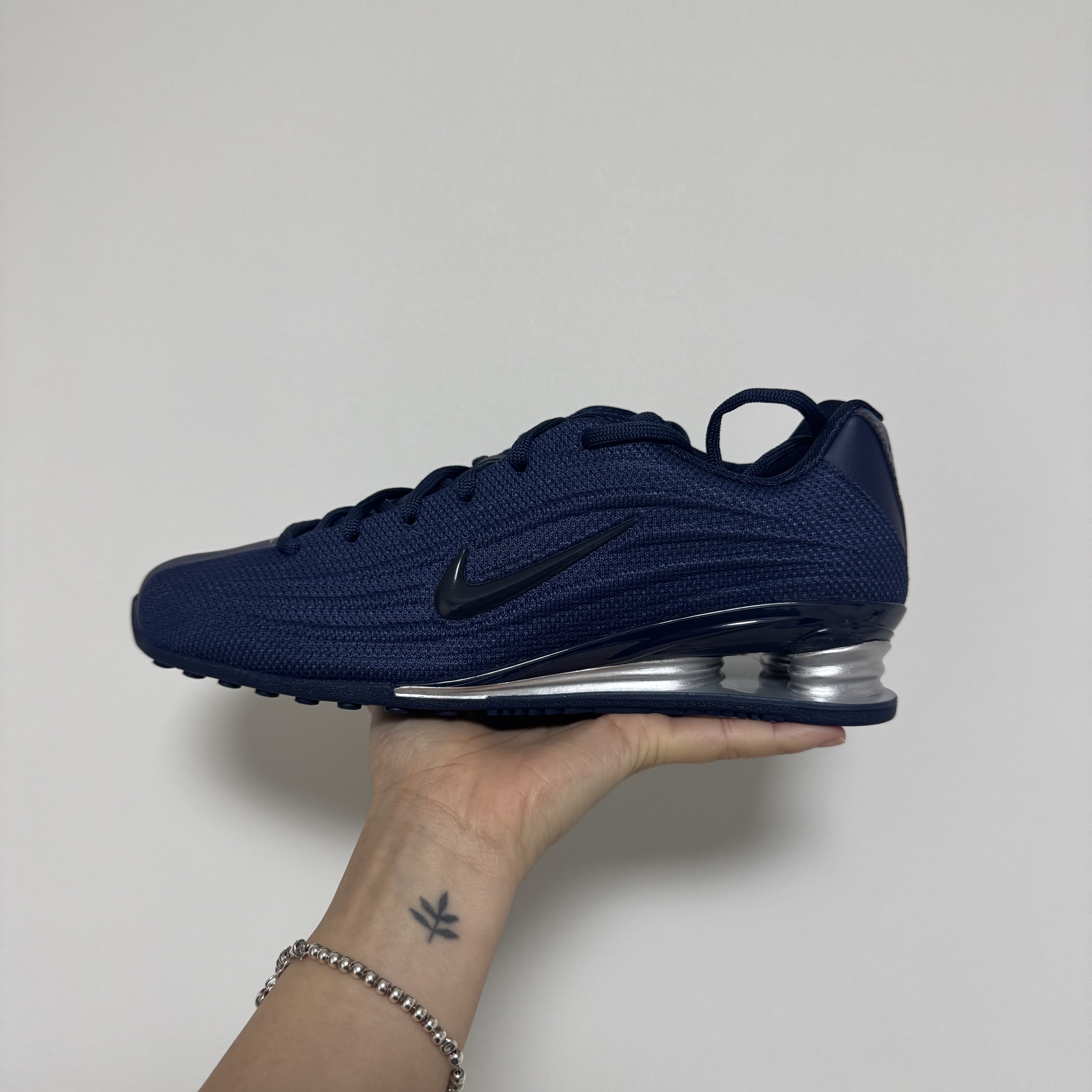 (W) Nike Shox Z Midnight Navy and Metallic Silver 착용 스타일 - 3