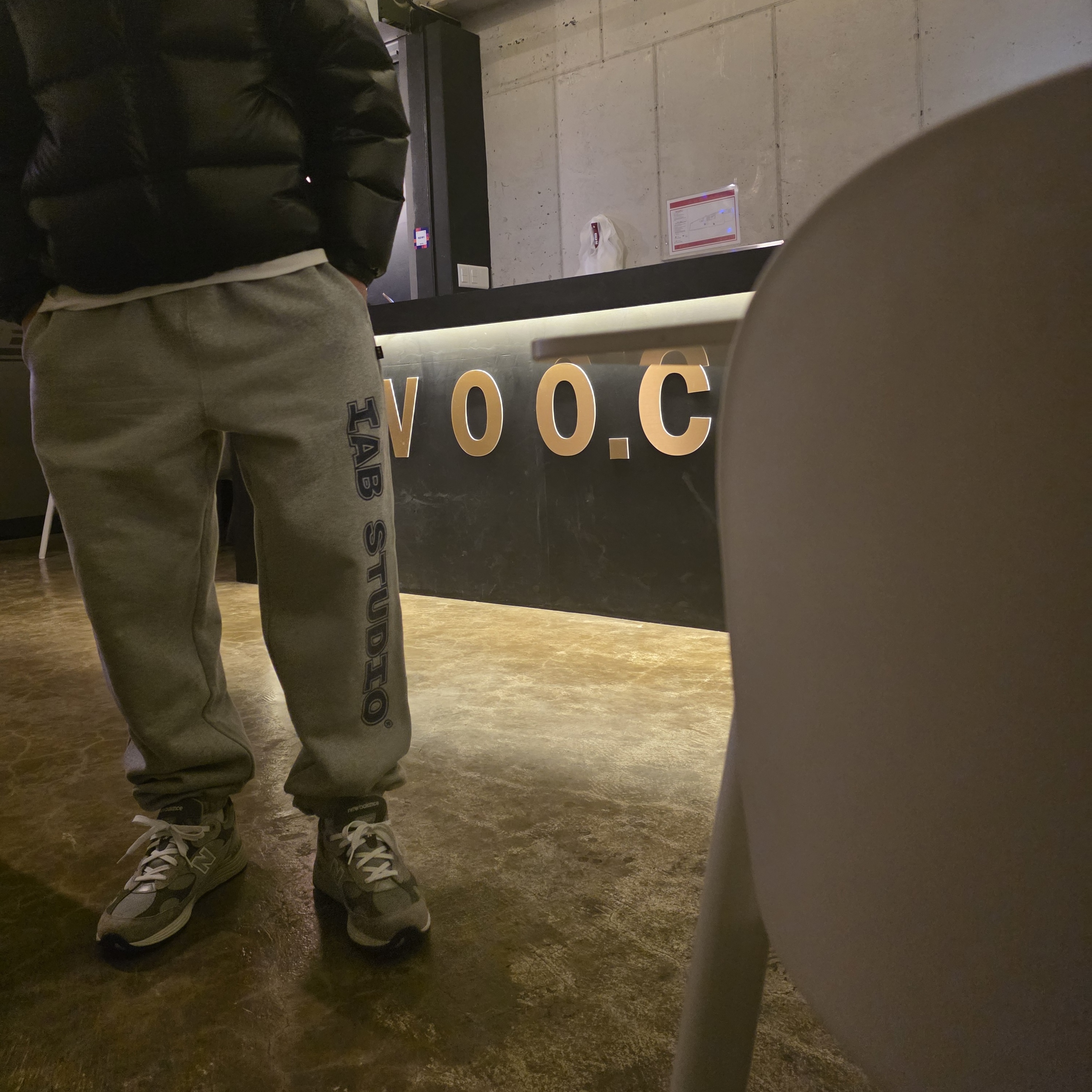 IAB Studio IAB Straight Logo Sweatpants Gray 착용 스타일