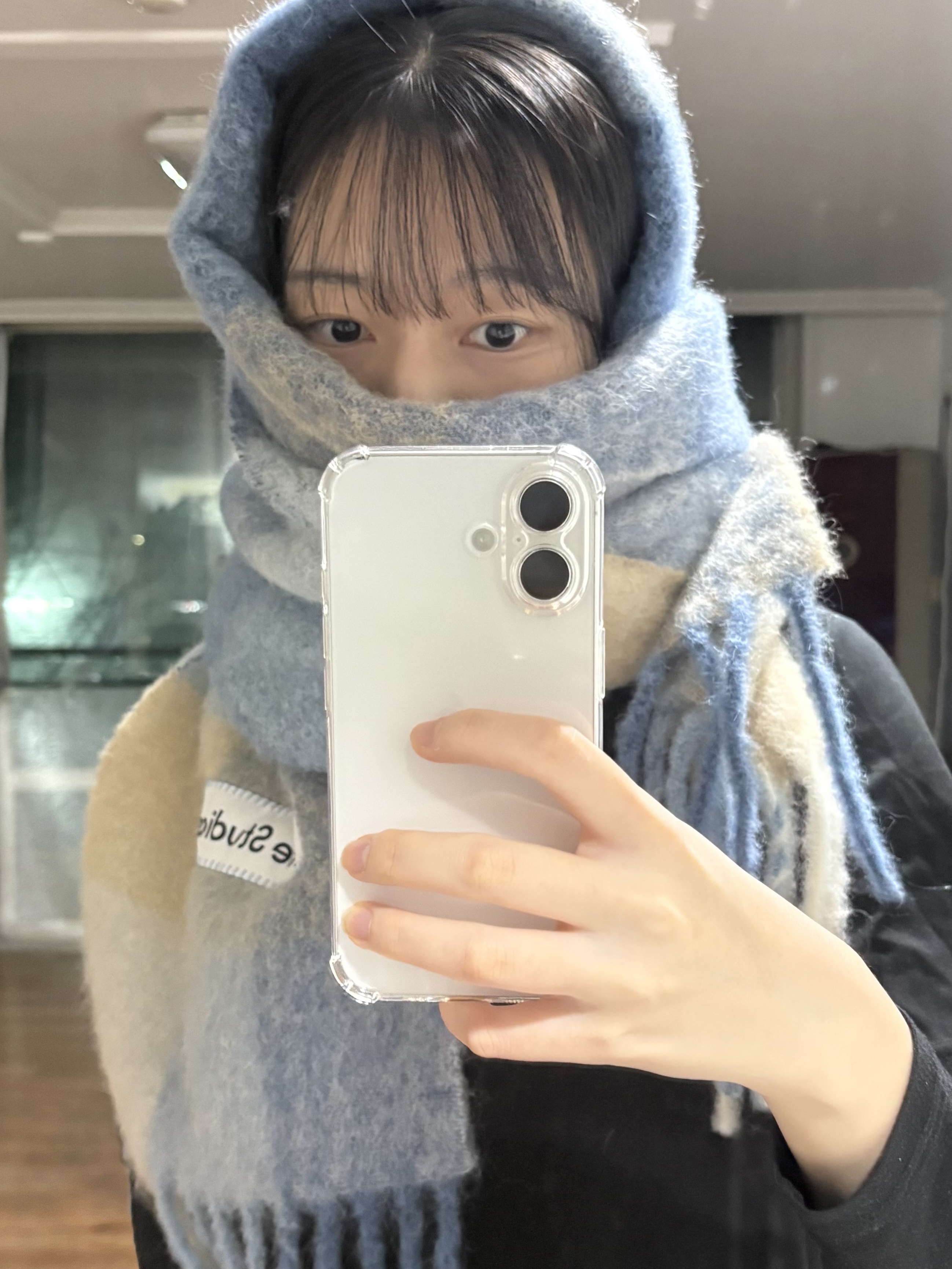 Acne Studios Mohair Checked Muffler Indigo Grey Light Blue 착용 스타일 - 1