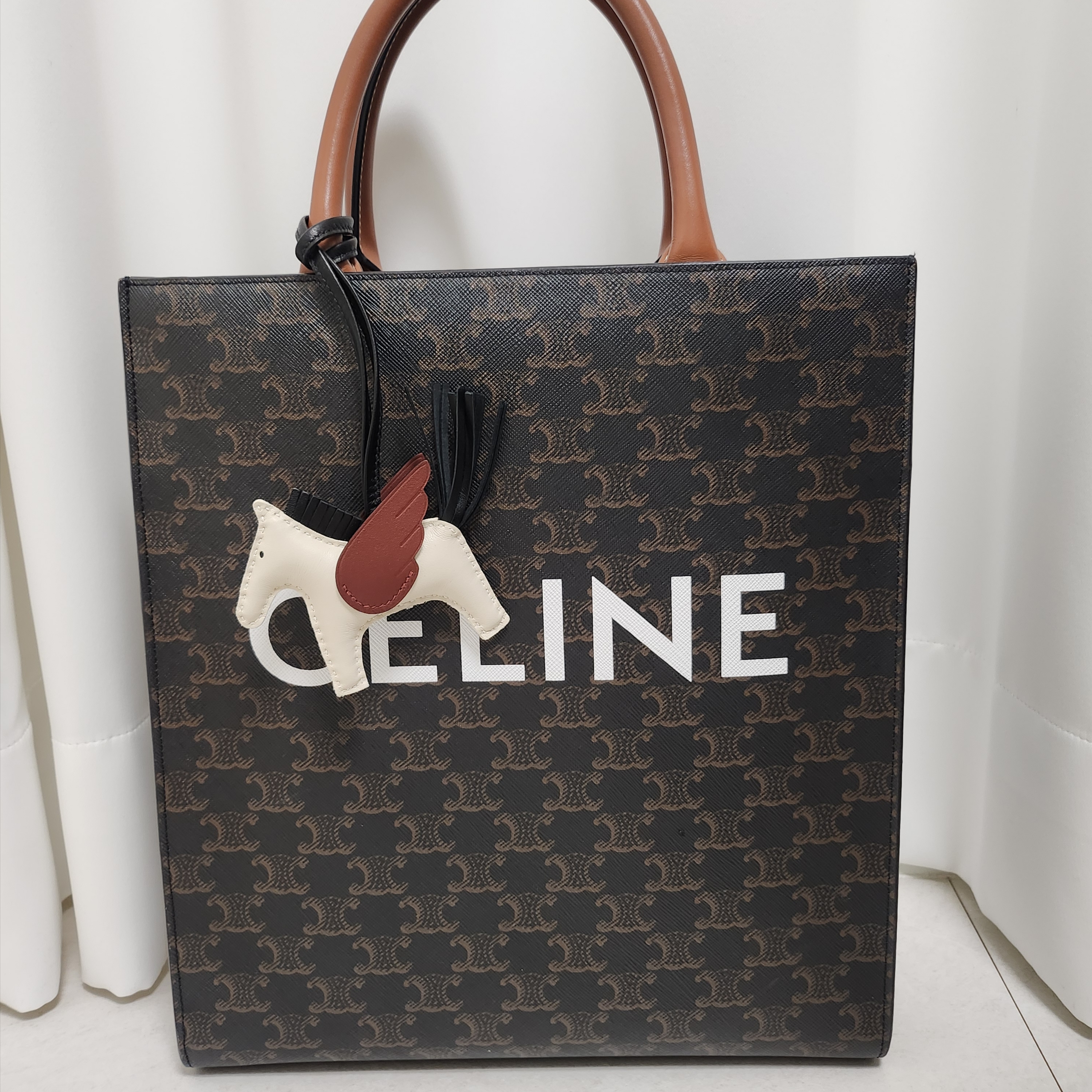 Hermes Rodeo Pegase PM Charm Milo Swift & Craie Noir Rouge H 착용 스타일 - 2