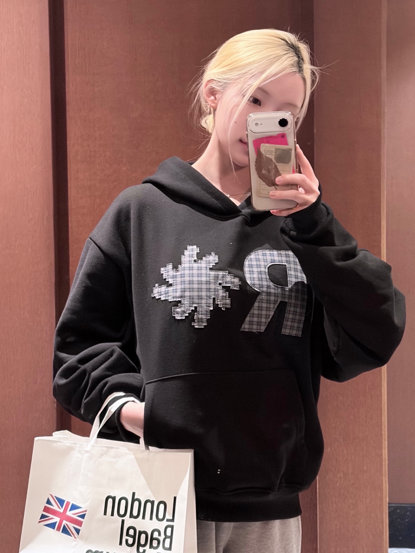 SLOW RECORD HOUSE Check Patch Hoodie Black 착용 스타일 - 4