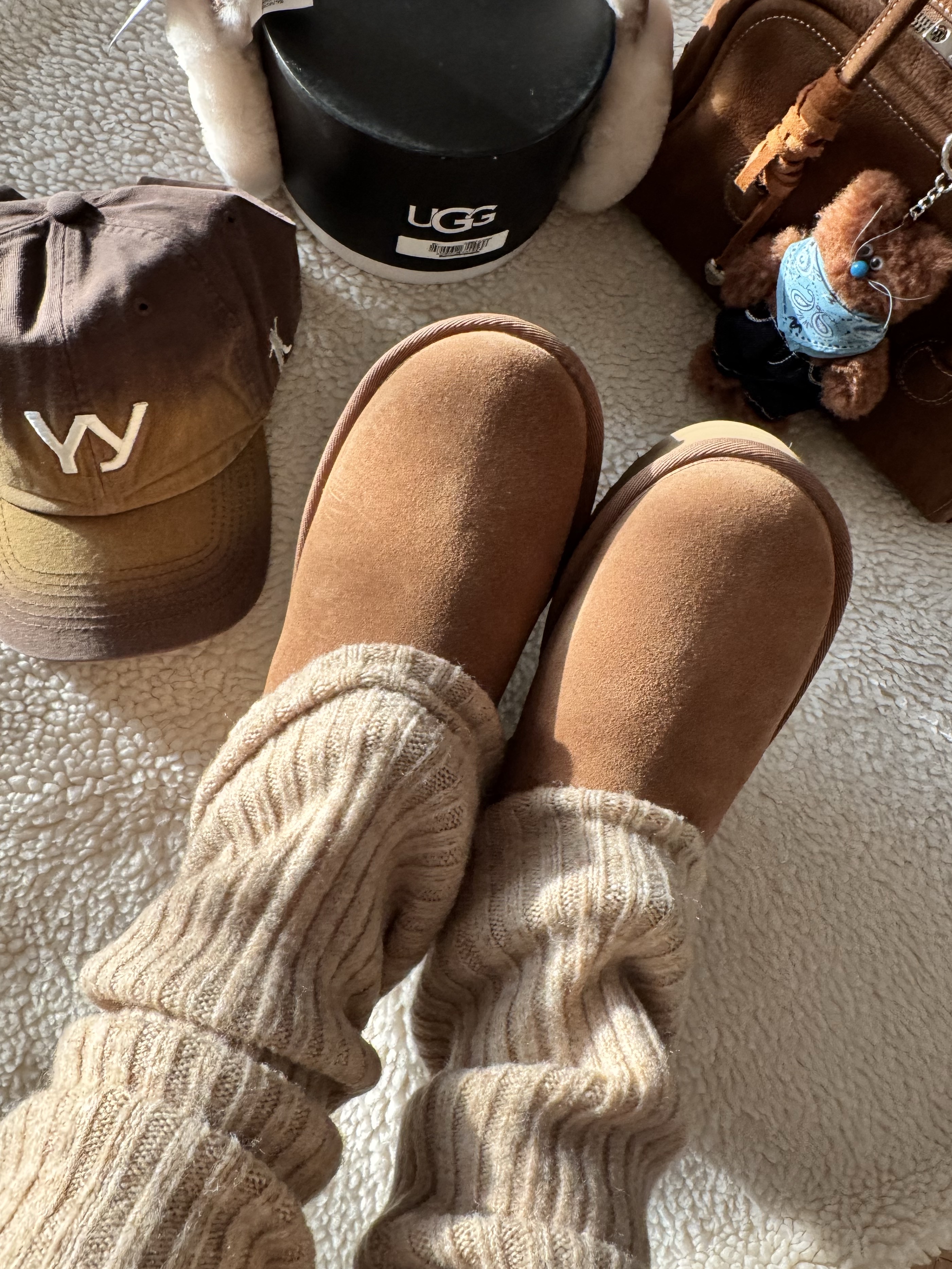 (W) UGG Classic Ultra Mini Platform Boots Chestnut, (W) UGG Embroidered Logo Earmuff Chestnut 착용 스타일 - 5