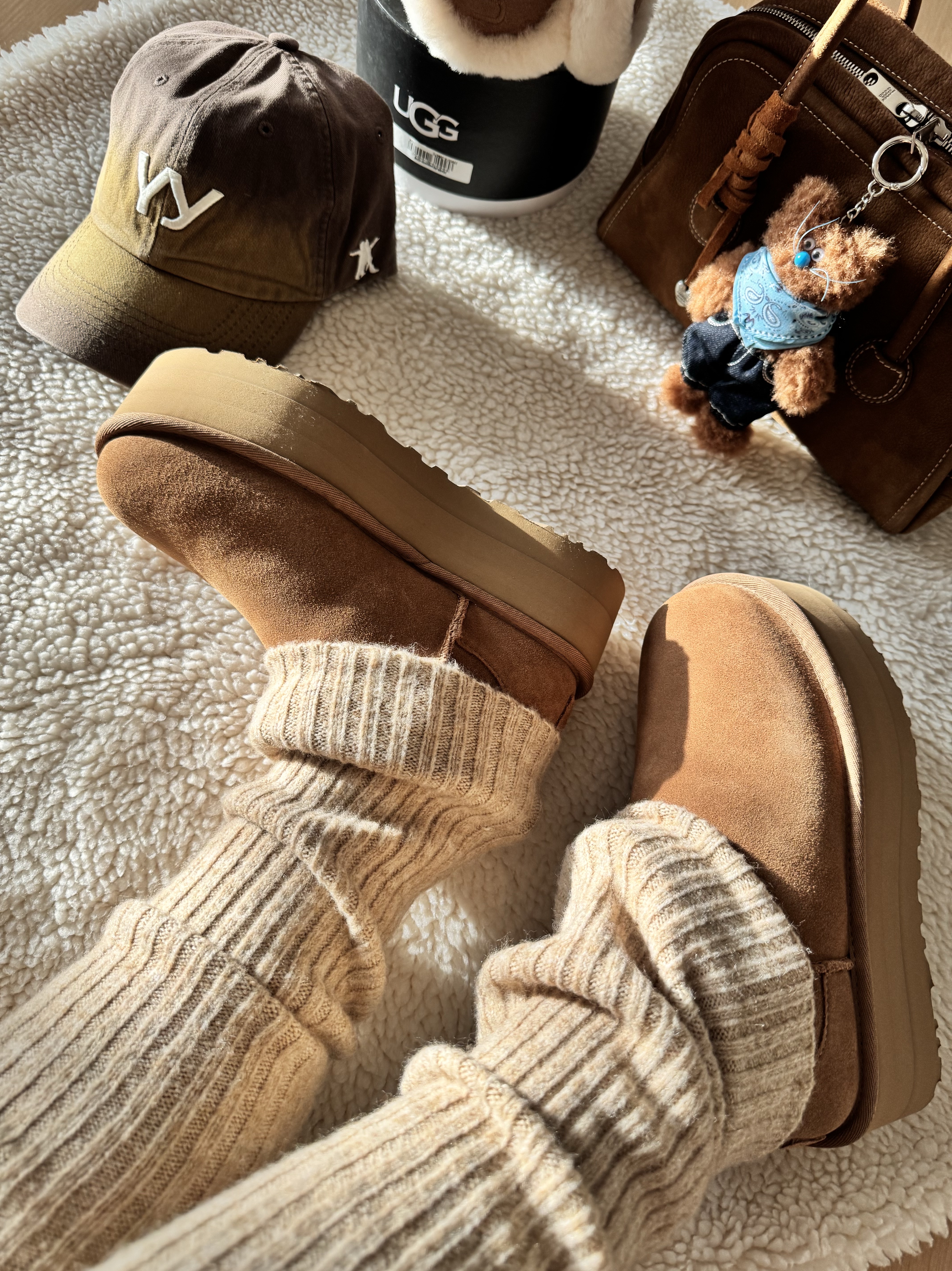 (W) UGG Classic Ultra Mini Platform Boots Chestnut, (W) UGG Embroidered Logo Earmuff Chestnut 착용 스타일 - 3