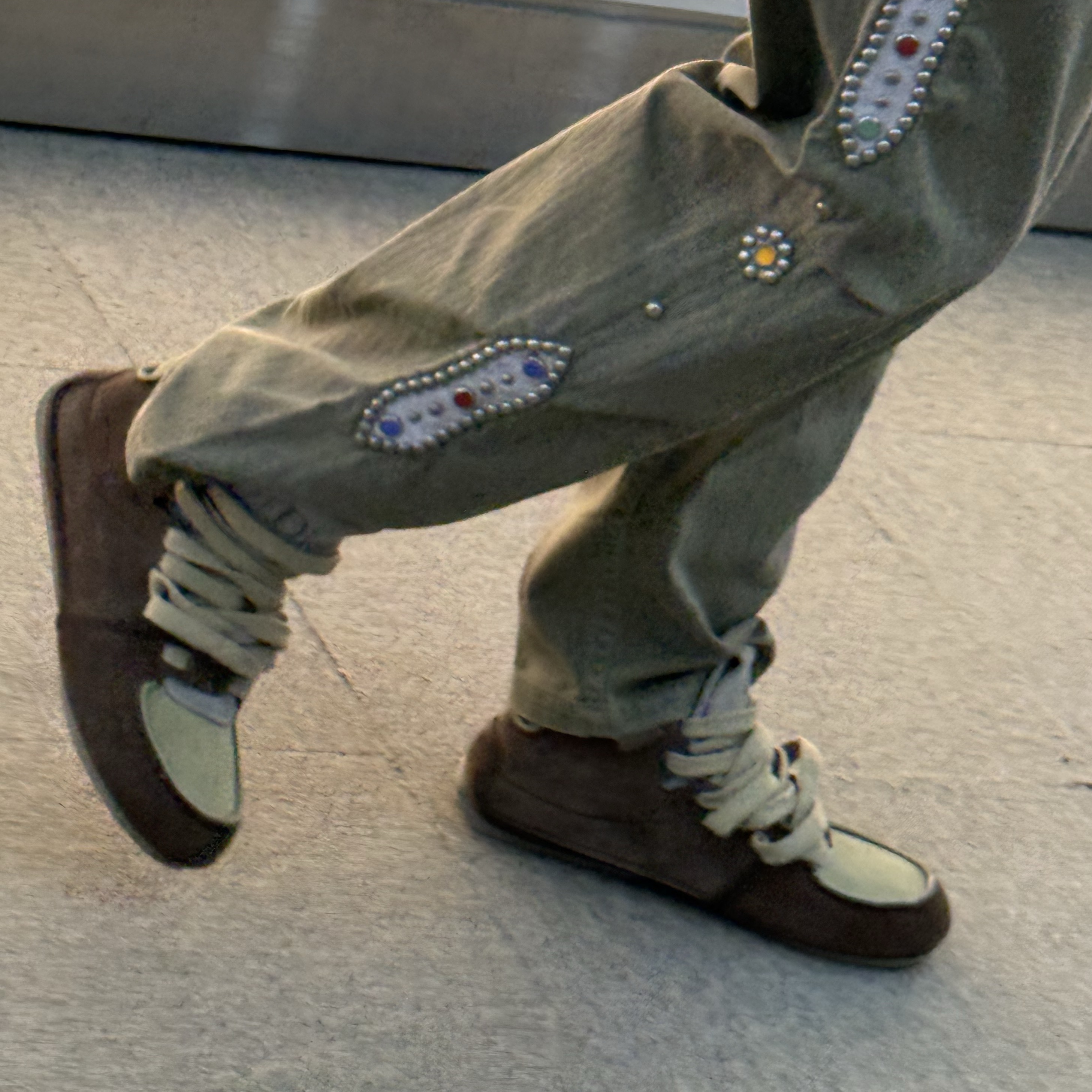 Dior Roadie Lace-Up Boot Brown Nubuck Beige Suede 착용 스타일 - 5