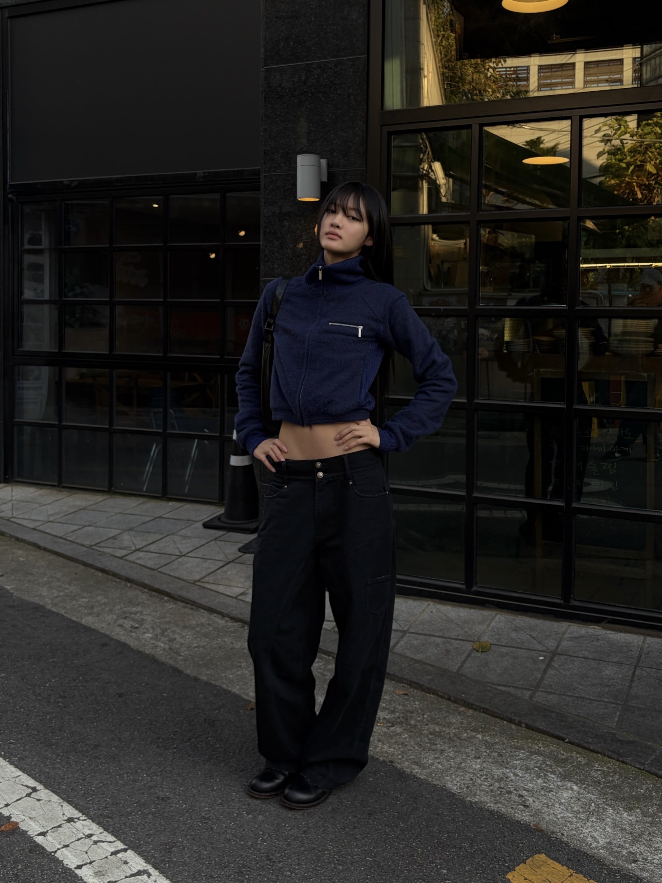 WET TAG High Neck Knit Zip-Up Navy 착용 스타일 - 3