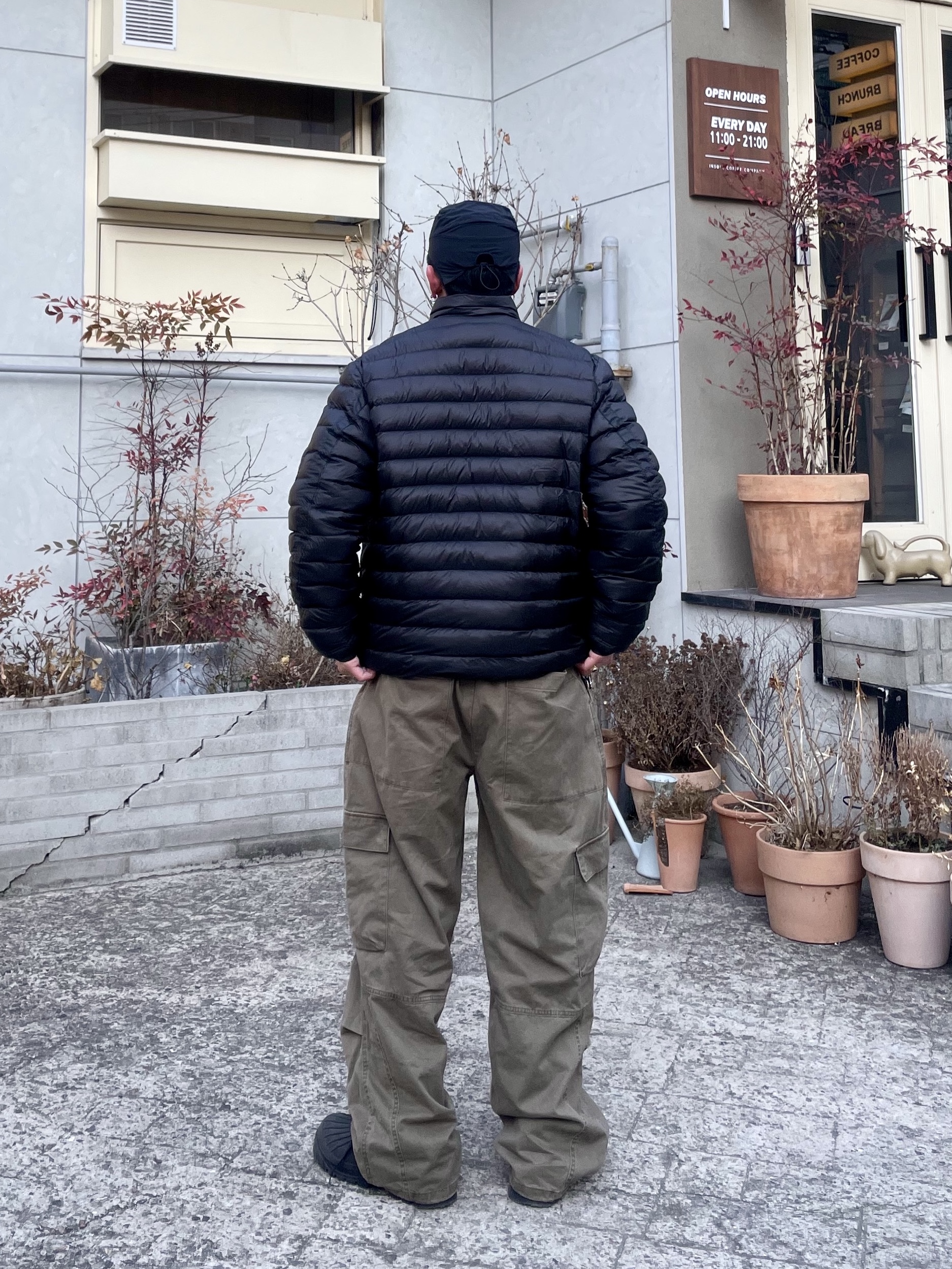 noun Washed Cargo Pants Khaki, C.P. Company D.D. Shell Medium Down Jacket Black - 25FW 착용 스타일 - 3