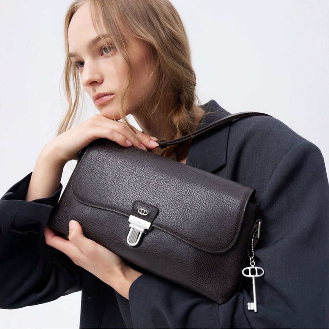 아떼 바네사브루노 액세사리 누아르 브라운 레더 플랩 숄더백 M 브라운(Athe Vanessabruno Acc Noir Brown Leather Flap Shoulder Bag M Normal Brown) - 2