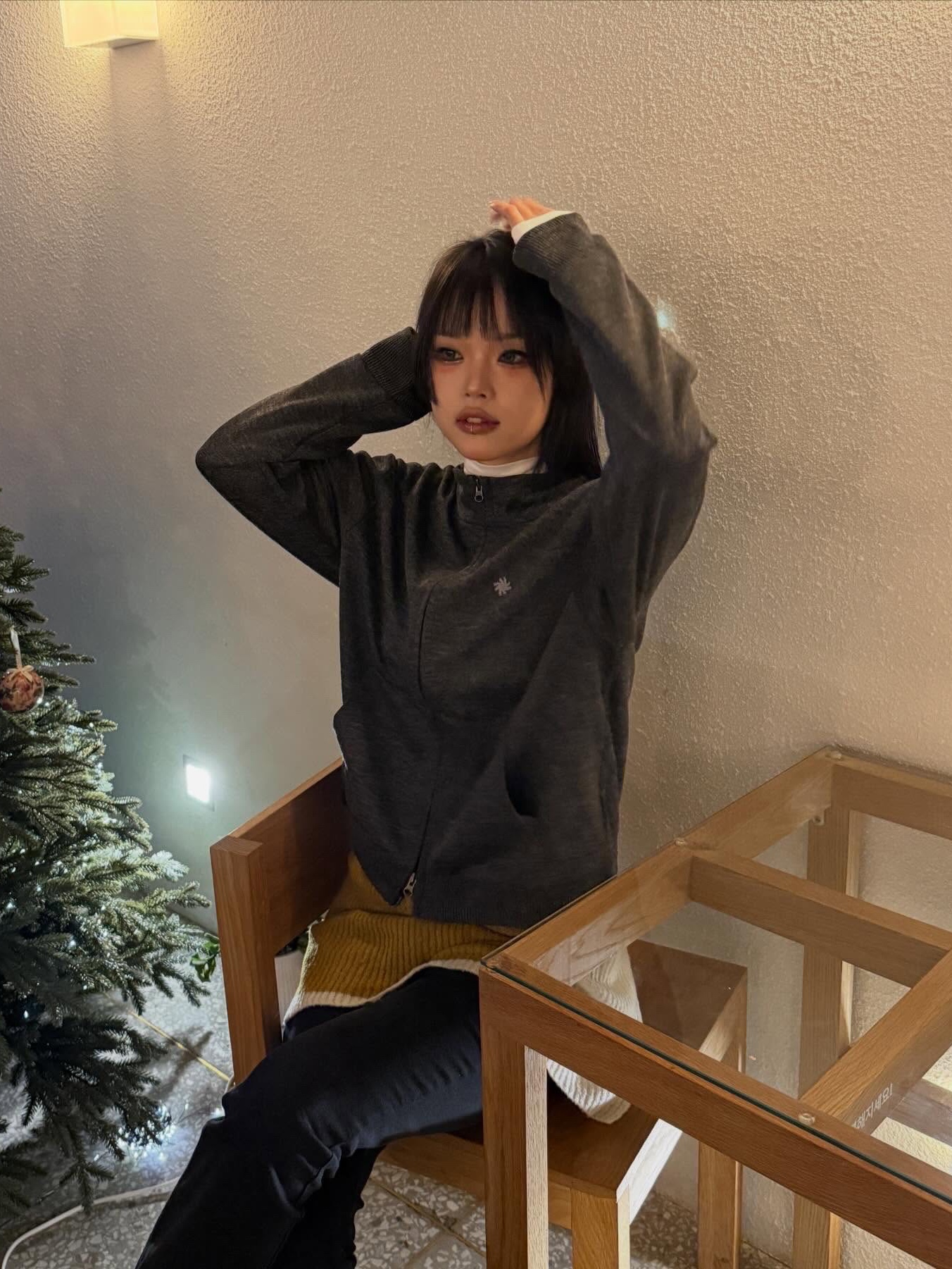 SLOW RECORD HOUSE Round Zip-Up Cardigan Grey 착용 스타일 - 1