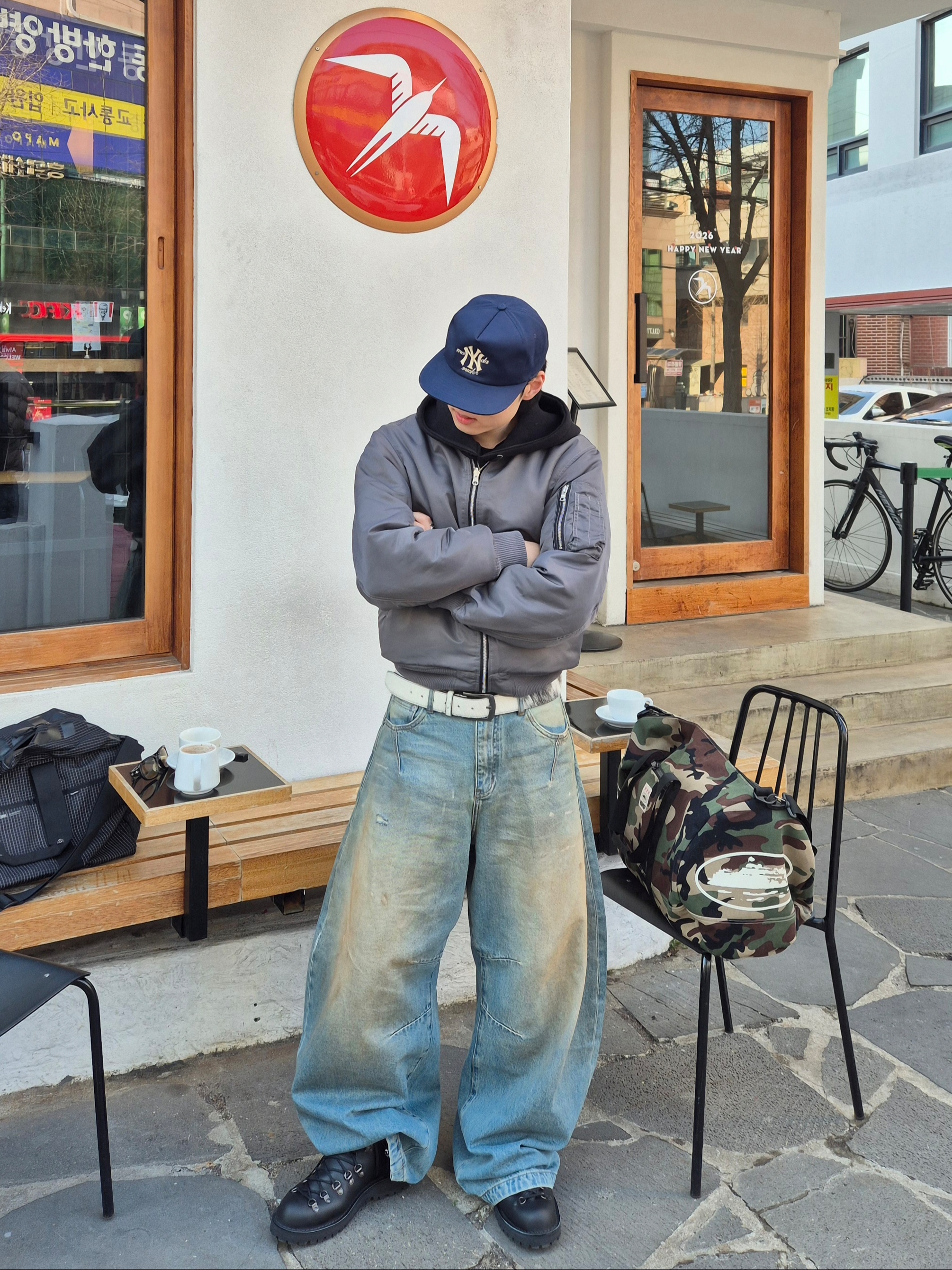 Stussy Basic Stussy Hoodie Black, Supreme Duffle Bag Black - 24SS 착용 스타일 - 3