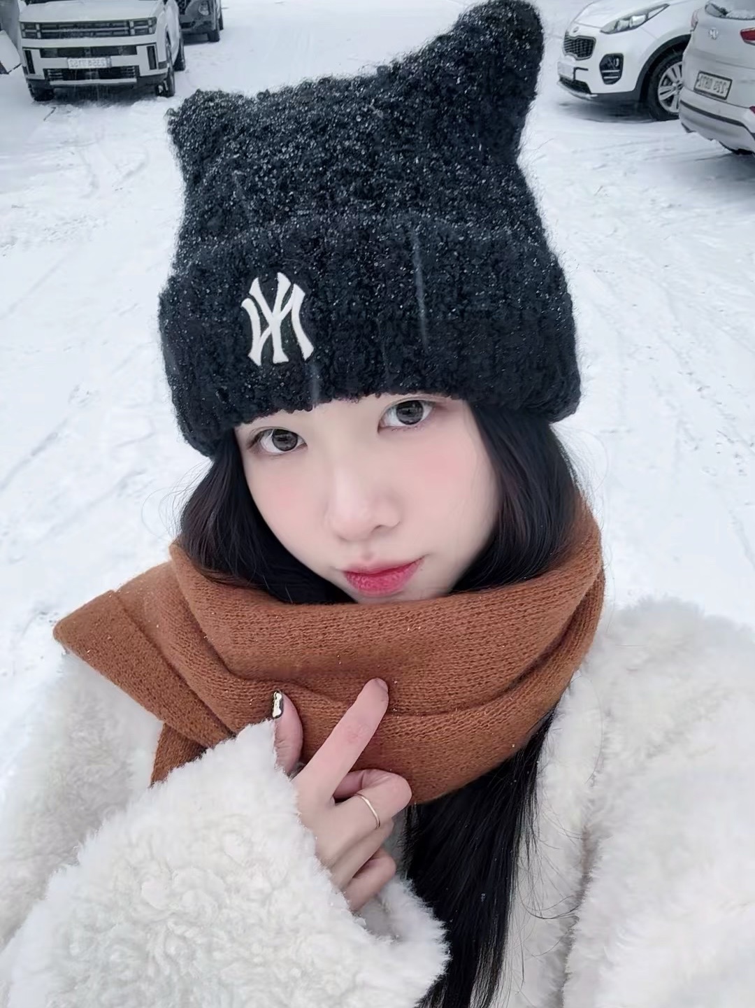 MLB Plush Meowing Beanie Black 착용 스타일
