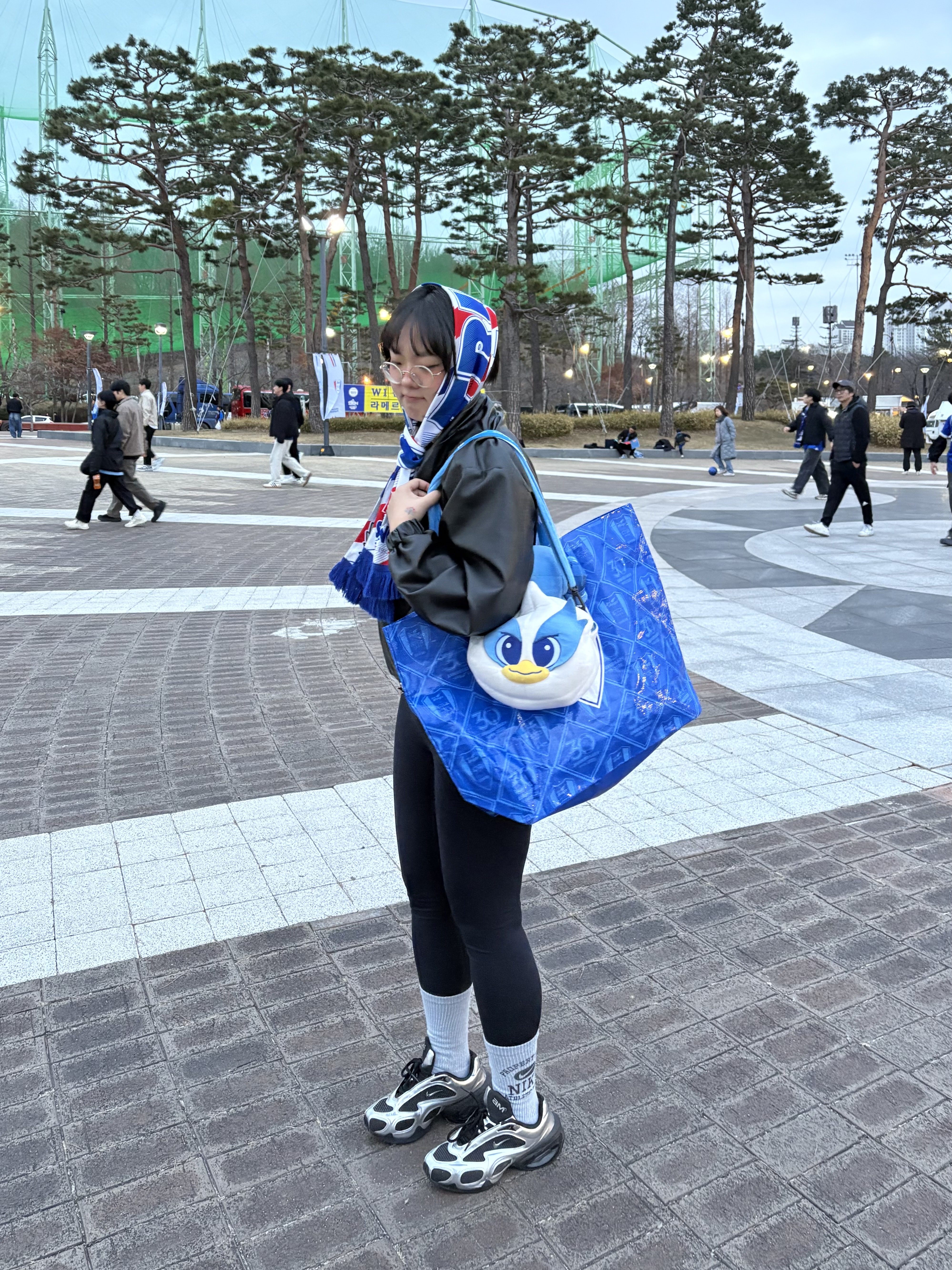 (W) Nike Air Max Muse Black and Metallic Silver 착용 스타일