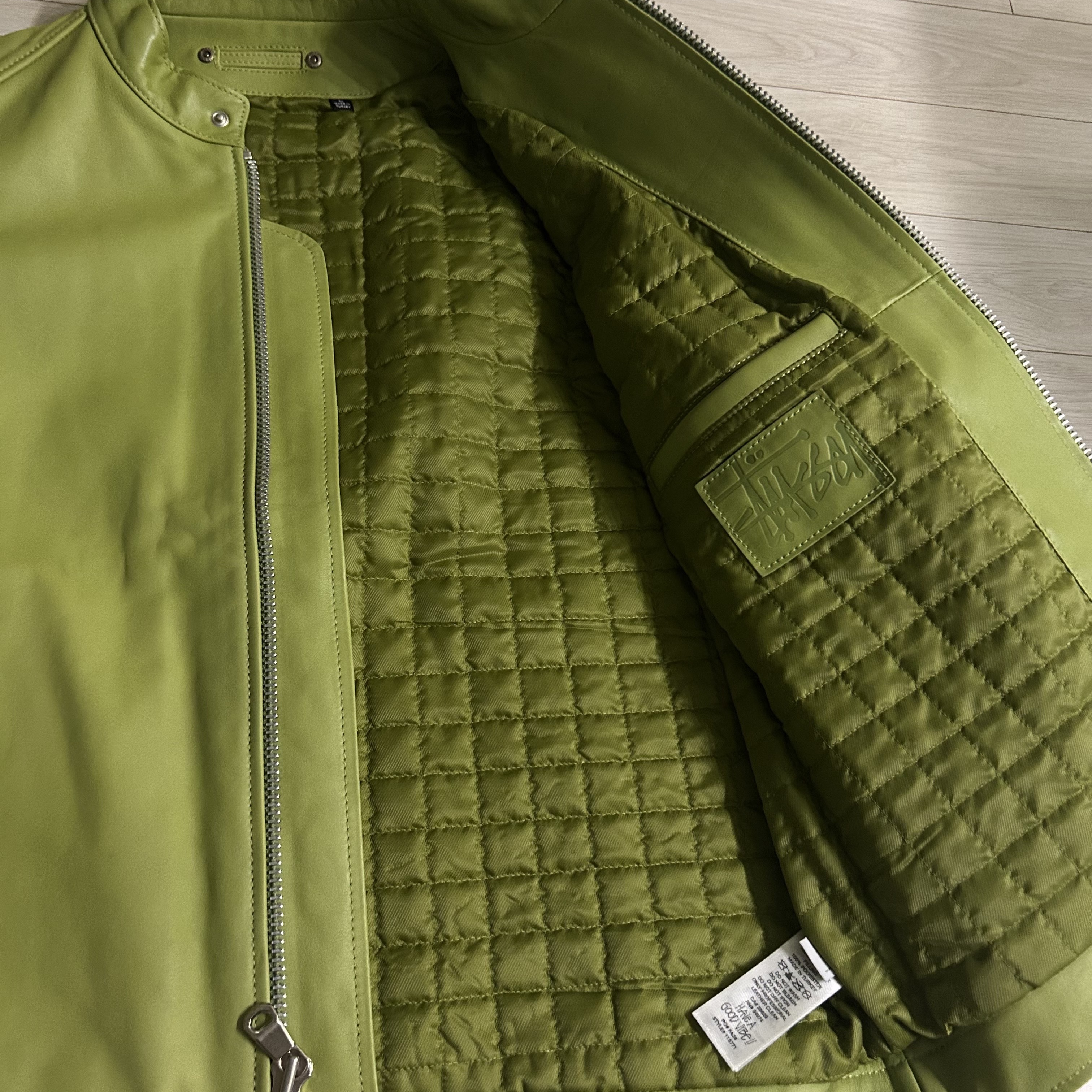 Stussy Cafe Racer Leather Jacket Lime 착용 스타일 - 3