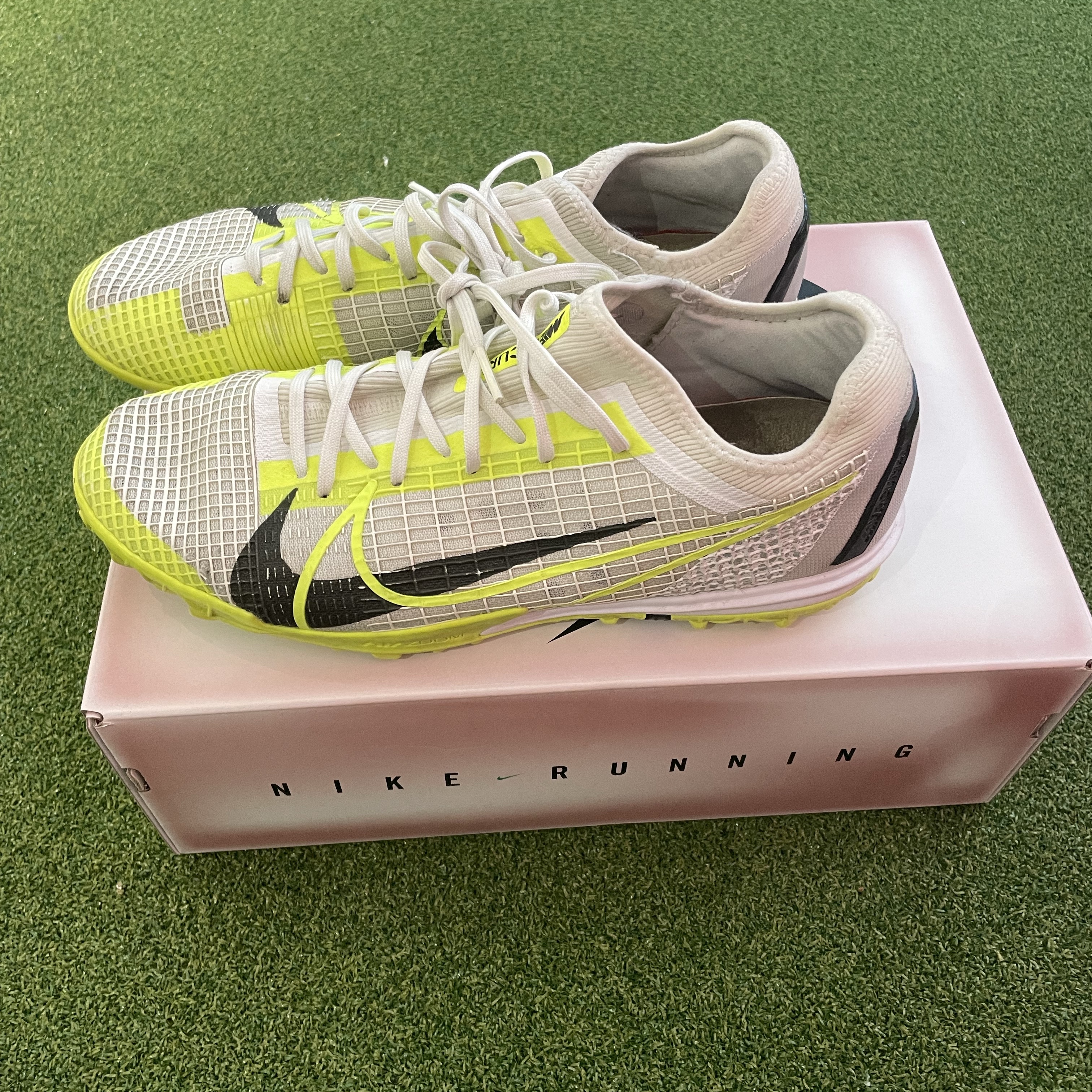 Nike Zoom Mercurial Vapor 14 Pro TF White Black, Nike Zoom Mercurial Vapor 15 Pro TF Pink Foam Black 착용 스타일 - 3