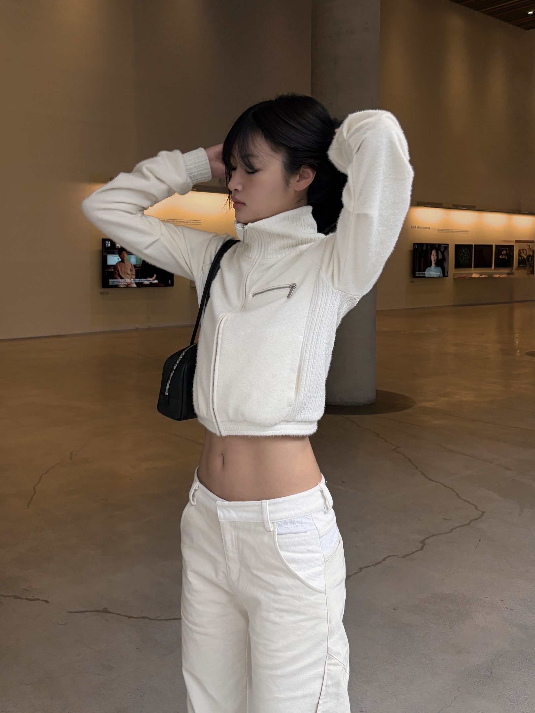 WET TAG High Neck Knit Zip-Up White 착용 스타일 - 2