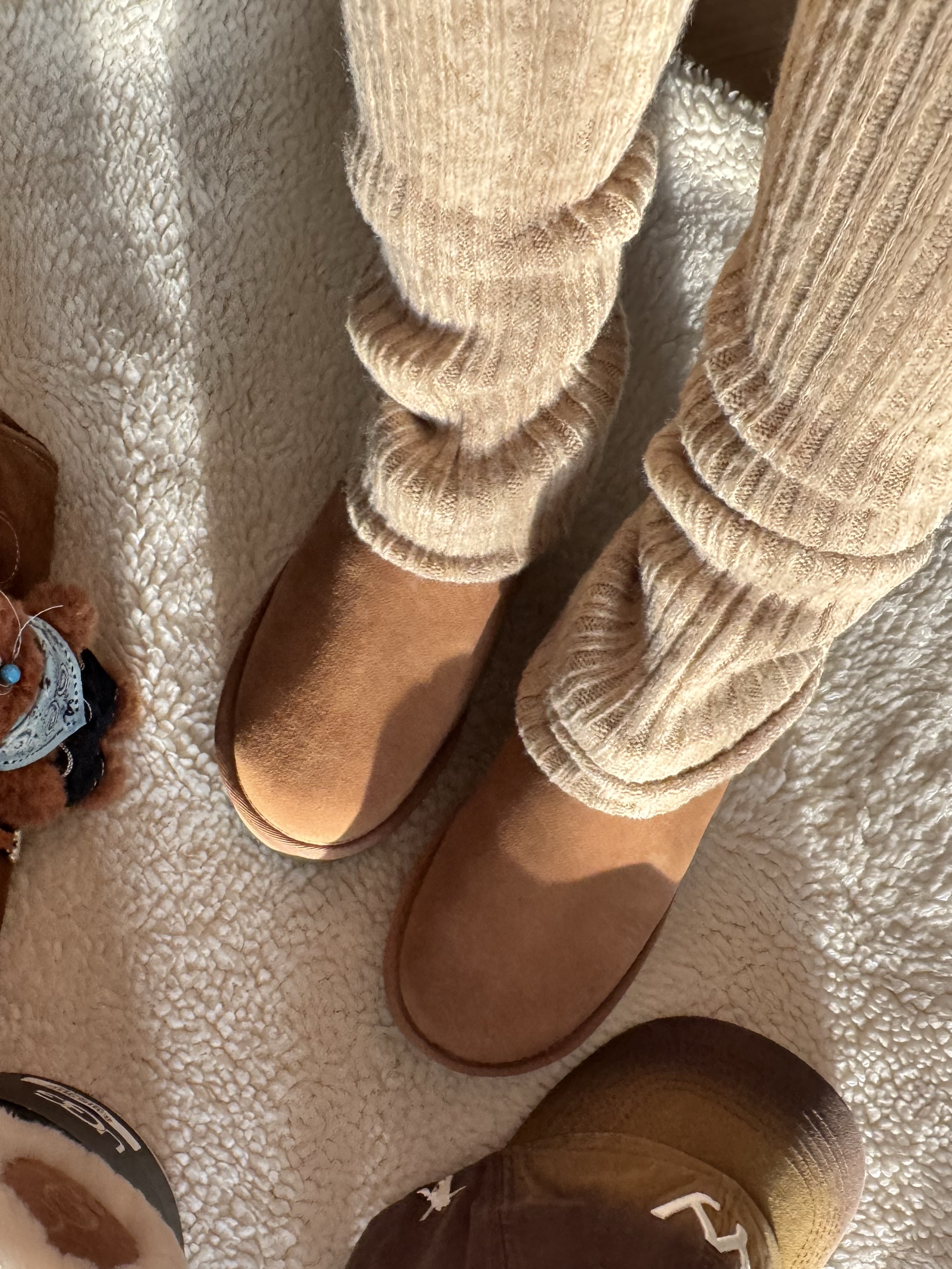(W) UGG Classic Ultra Mini Platform Boots Chestnut, (W) UGG Embroidered Logo Earmuff Chestnut 착용 스타일 - 8