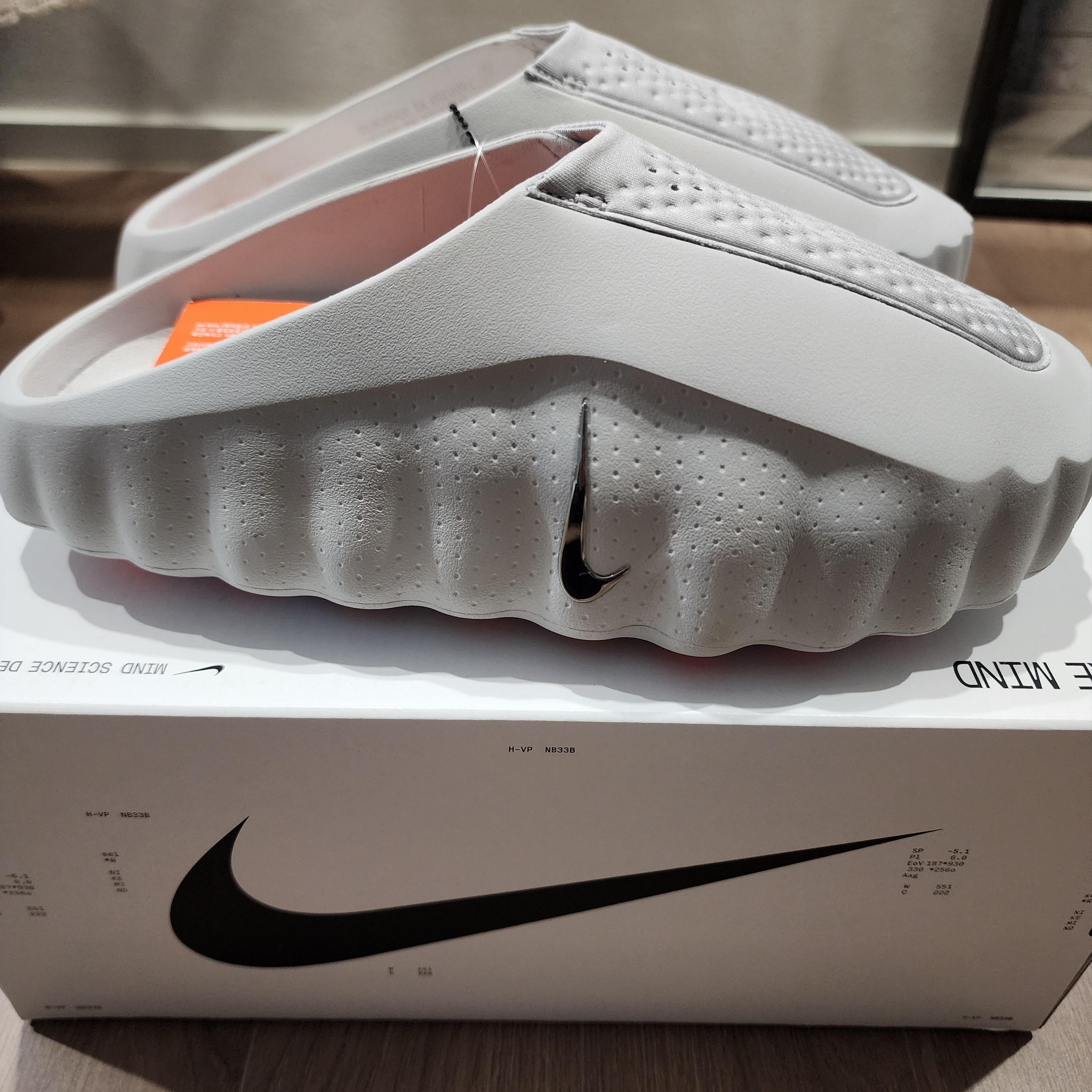 Nike Mind 001 Light Smoke Grey Chrome 착용 스타일 - 2