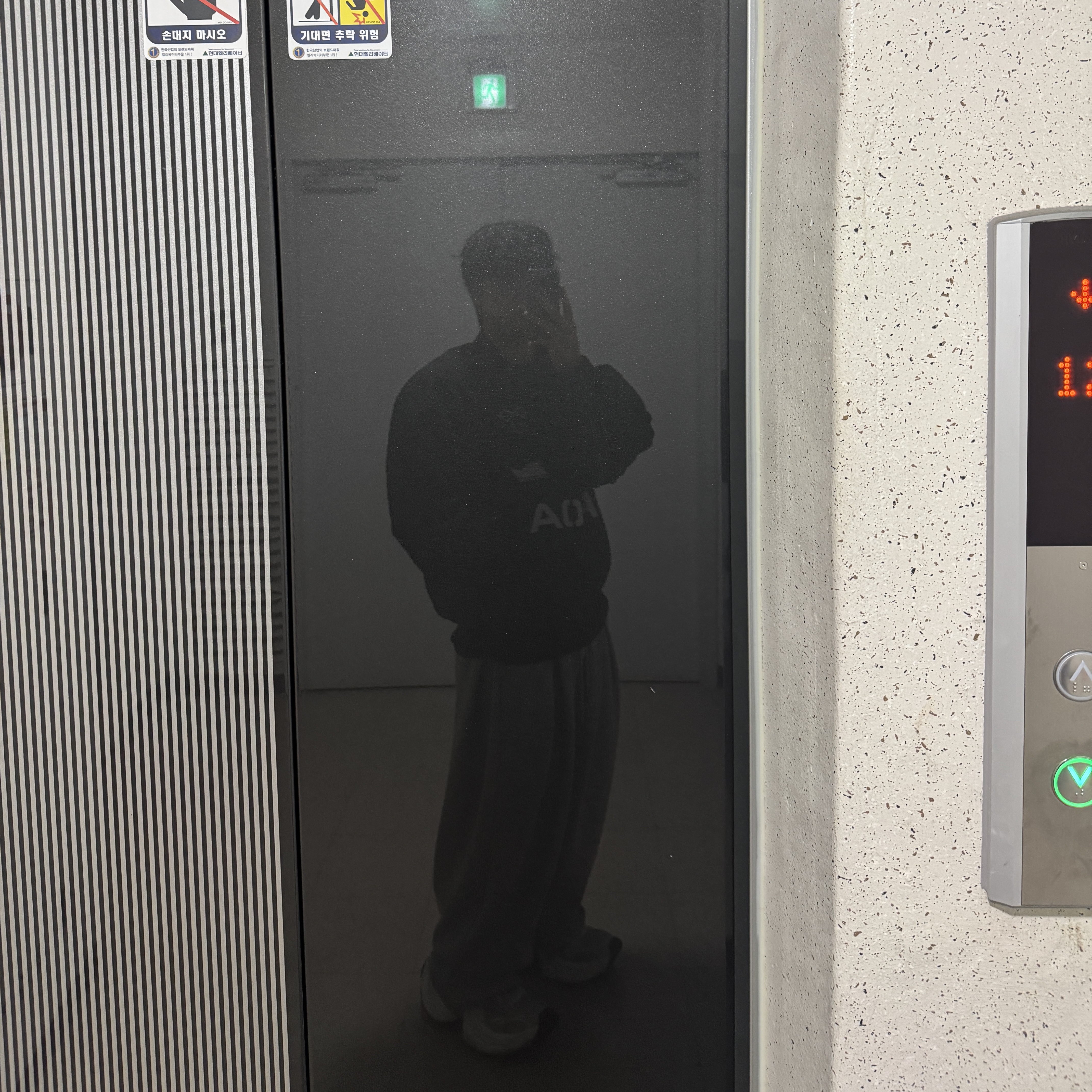 Undermycar Acer Padded Shoulder Crop Blouson Ebony - 23FW, Balenciaga 10XL Sneakers White Grey Silver Black 착용 스타일 - 2
