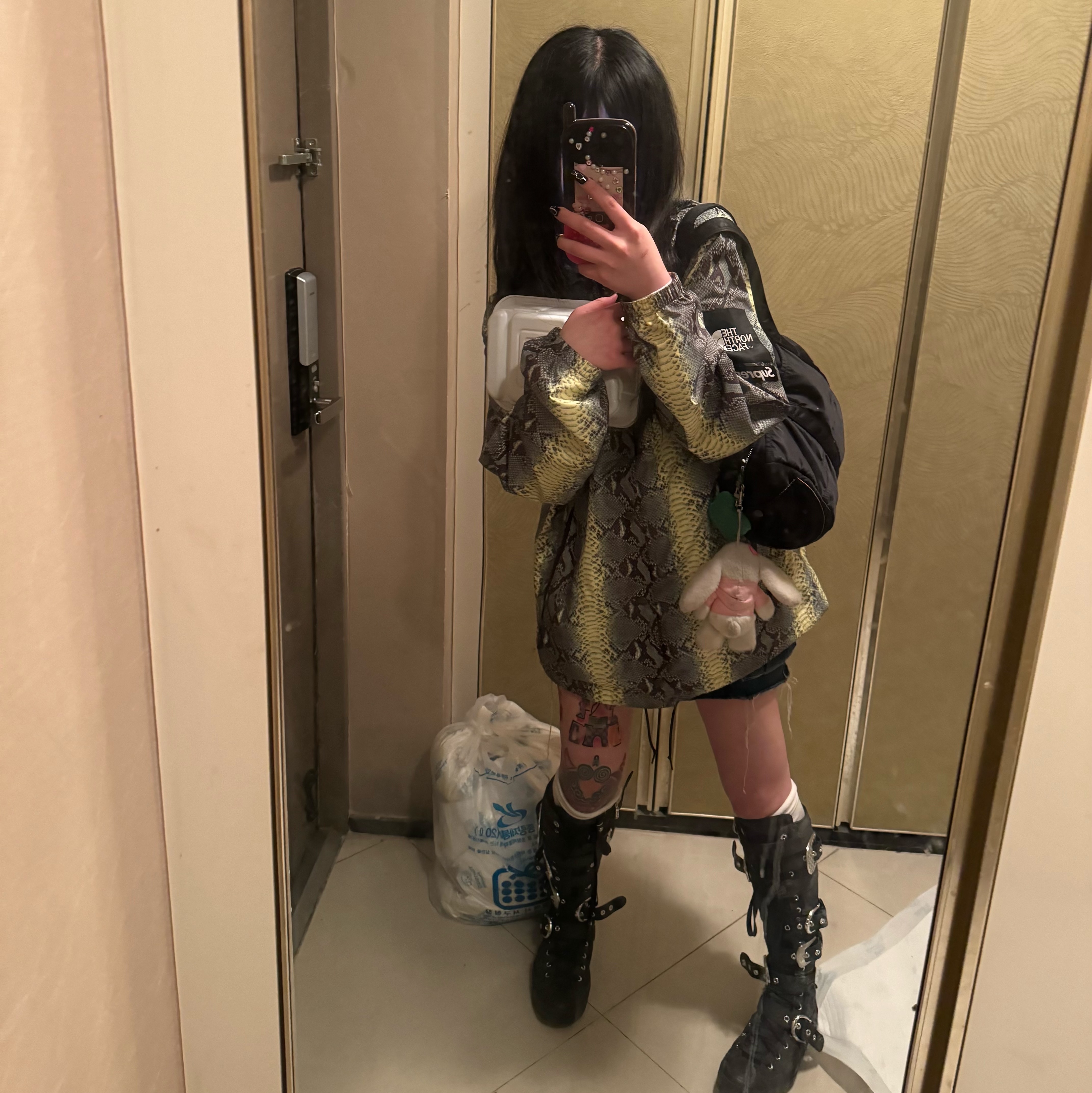 Supreme x The North Face Snakeskin Taped Seam Coaches Jacket Green - 18SS, (W) Converse x Martine Ali Chuck 70 XXHi Black 착용 스타일