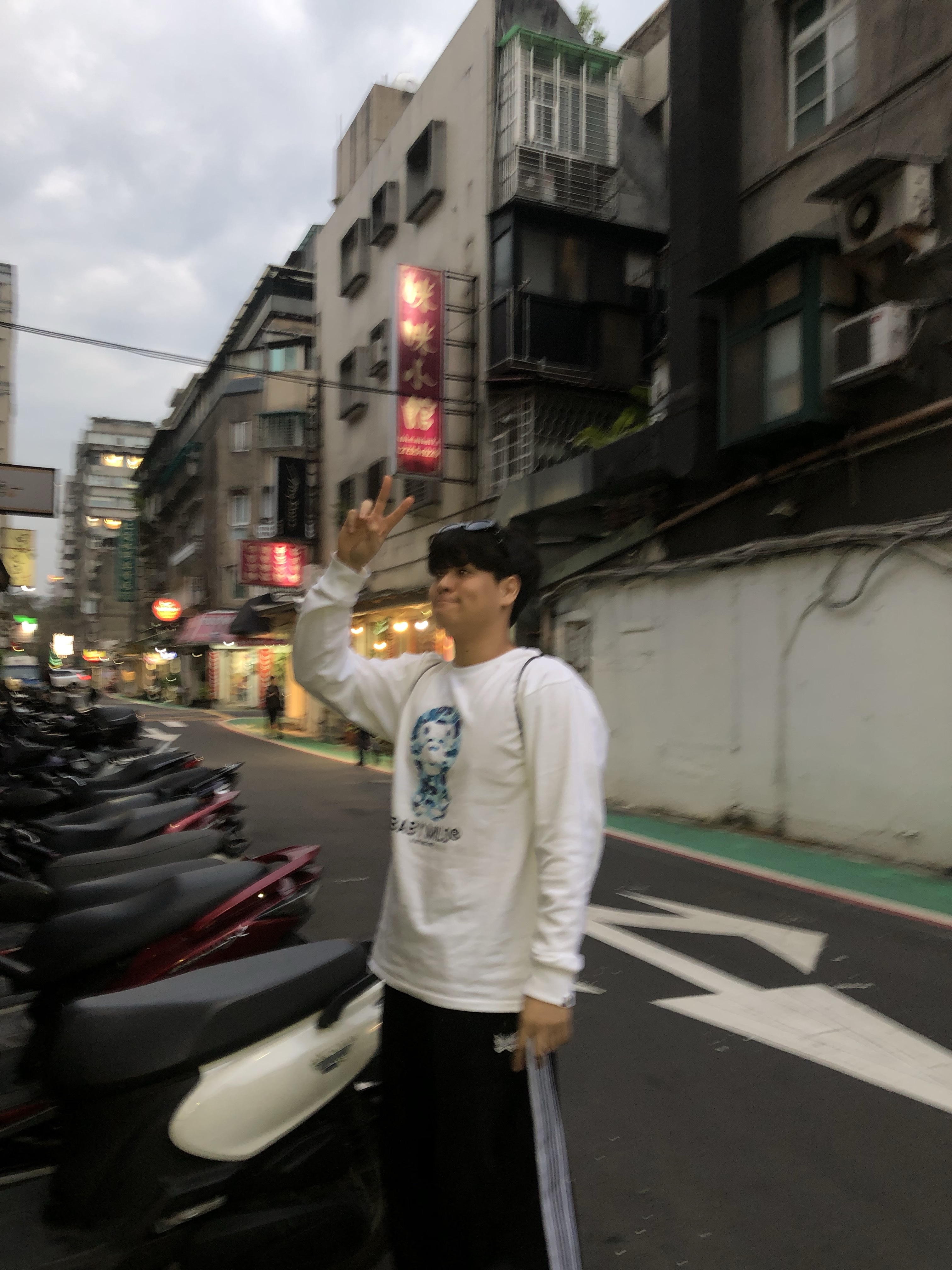 BAPE ABC Camo Baby Milo L/S T-Shirt White Blue, Needles H.D. Track Pants Poly Smooth Black White 착용 스타일 - 1