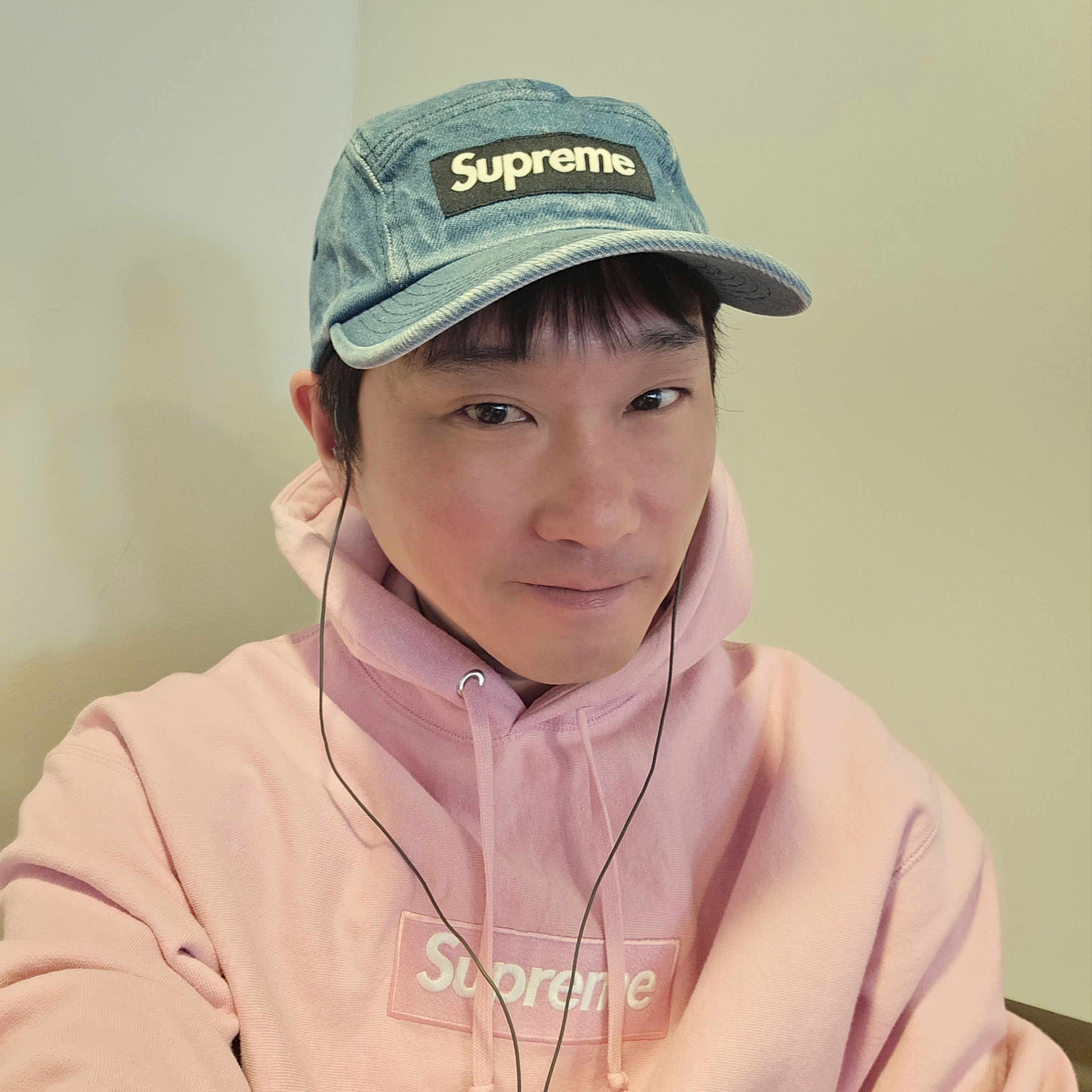 Supreme Box Logo Hooded Sweatshirt Dusty Pink - 24FW, Supreme Washed Chino Twill Camp Cap Denim - 24FW 착용 스타일