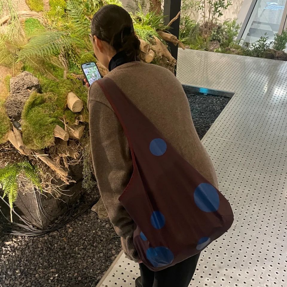ACOC Doubleway Cardigan Brown, ACOC Dot Bubble Bag Brown 착용 스타일