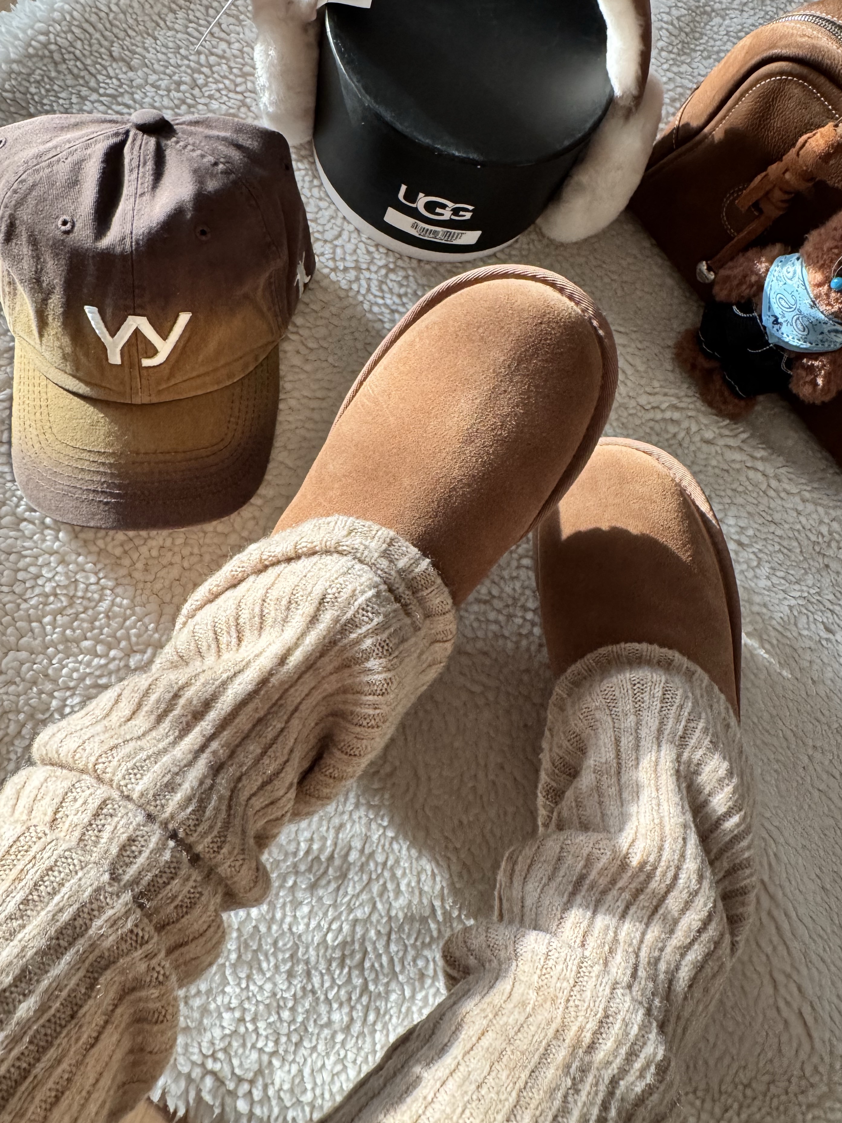 (W) UGG Classic Ultra Mini Platform Boots Chestnut, (W) UGG Embroidered Logo Earmuff Chestnut 착용 스타일 - 1