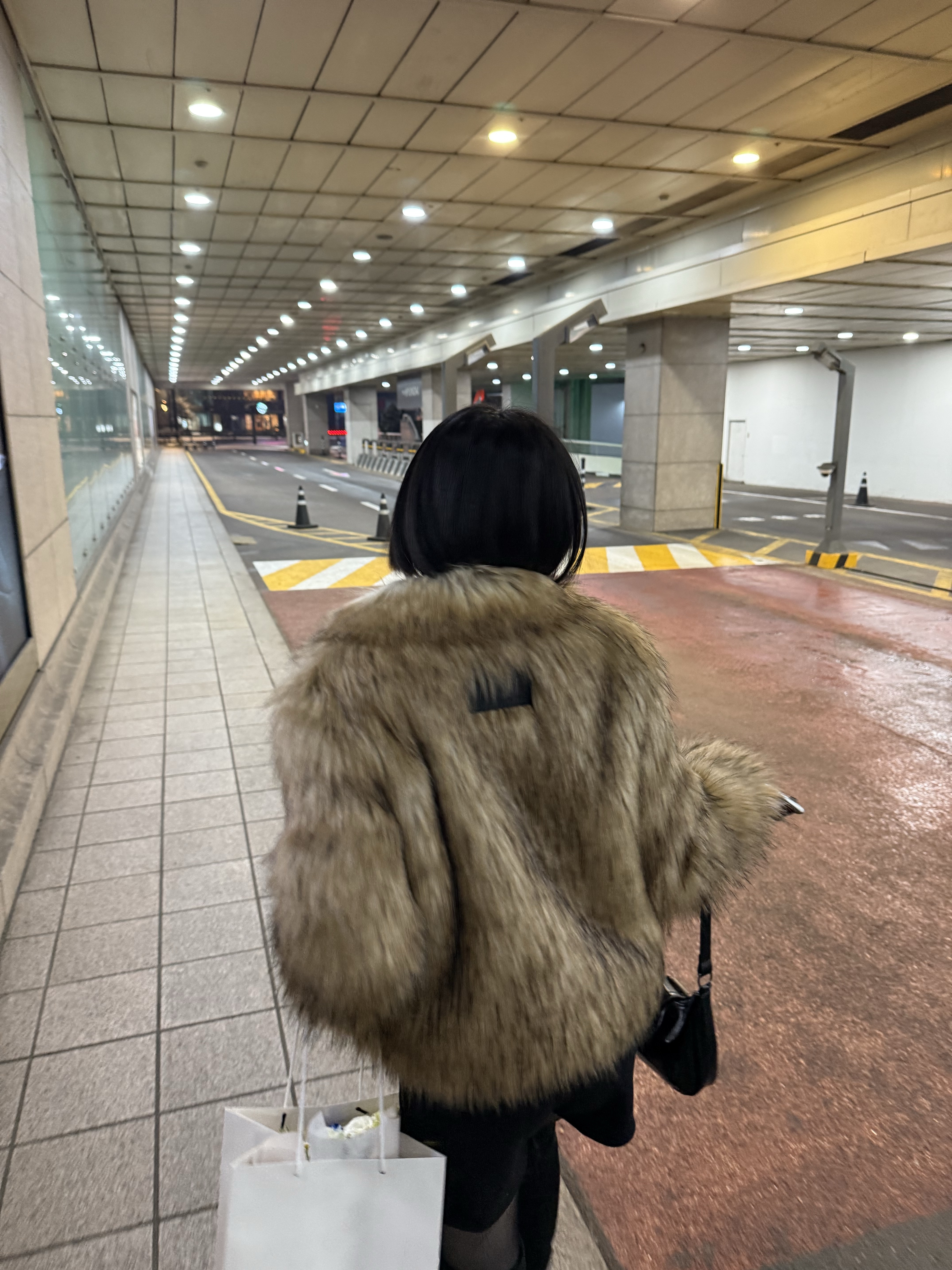 (W) Matin Kim Neck Buckle Crop Fur Jumper Beige 착용 스타일 - 3