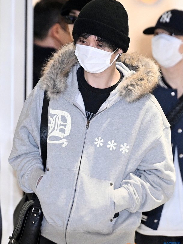 AMOU Fur Hoodie Zip Up Gray, Gucci 2.0 Trainer White Grey 착용 스타일 - 2