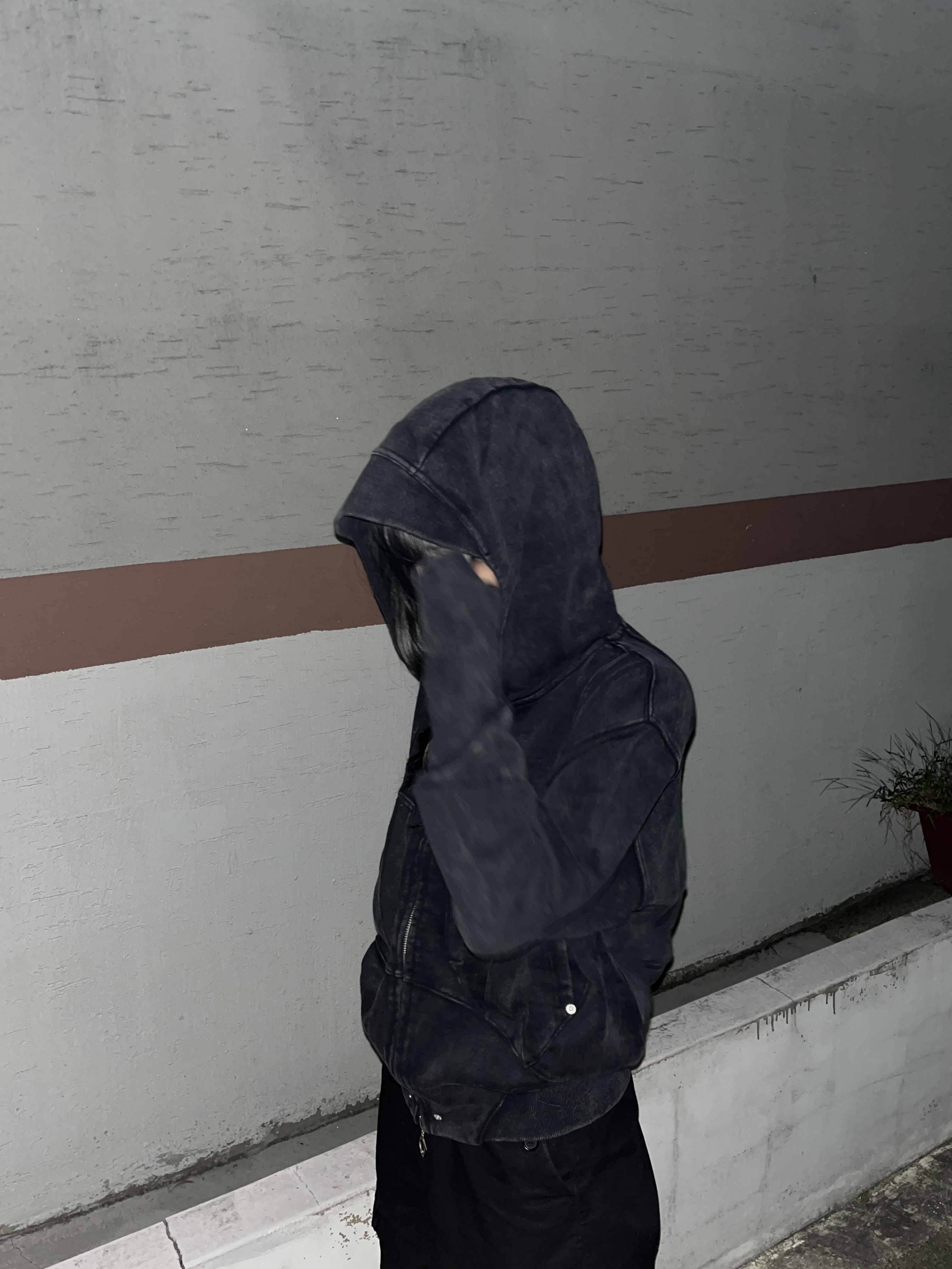 (W) Mischief Big Pocket Hoodie Washed Black 착용 스타일 - 2