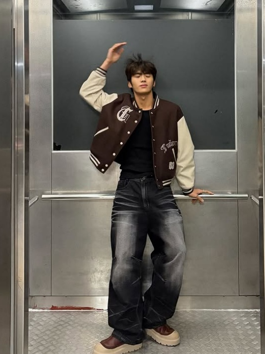 BLR Embossed Wave Washing Wide Denim Pants Black 착용 스타일