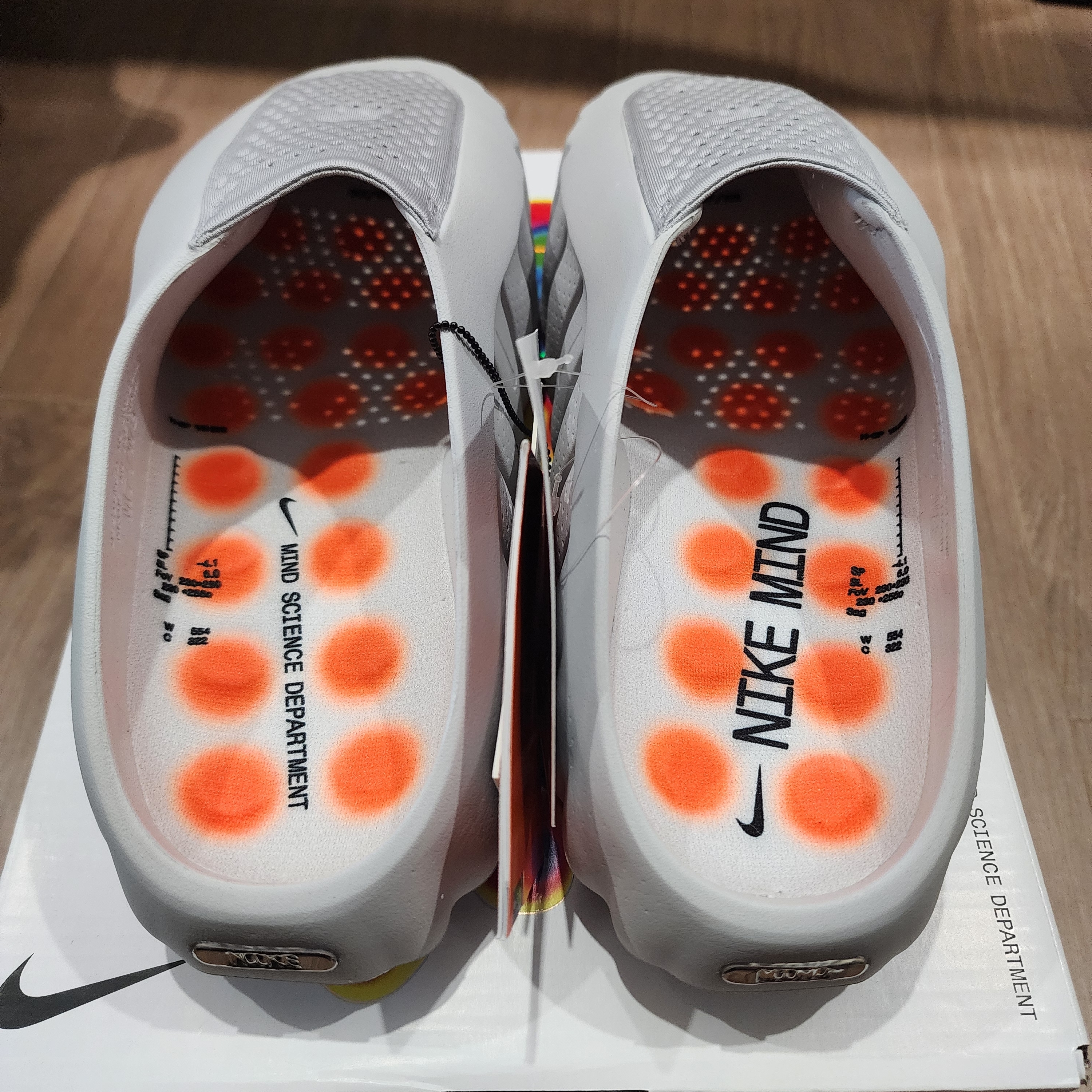 Nike Mind 001 Light Smoke Grey Chrome 착용 스타일 - 3