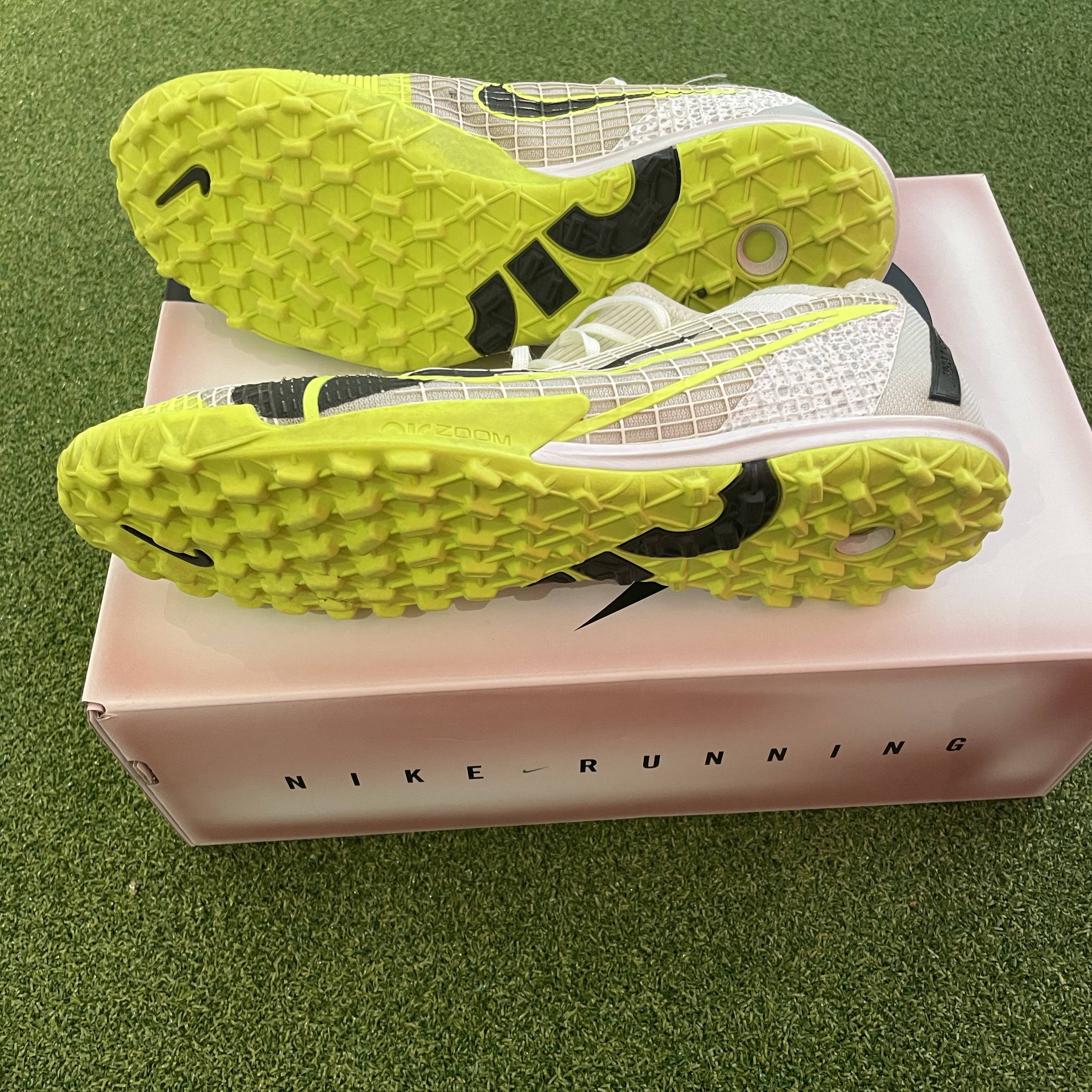 Nike Zoom Mercurial Vapor 14 Pro TF White Black, Nike Zoom Mercurial Vapor 15 Pro TF Pink Foam Black 착용 스타일 - 2