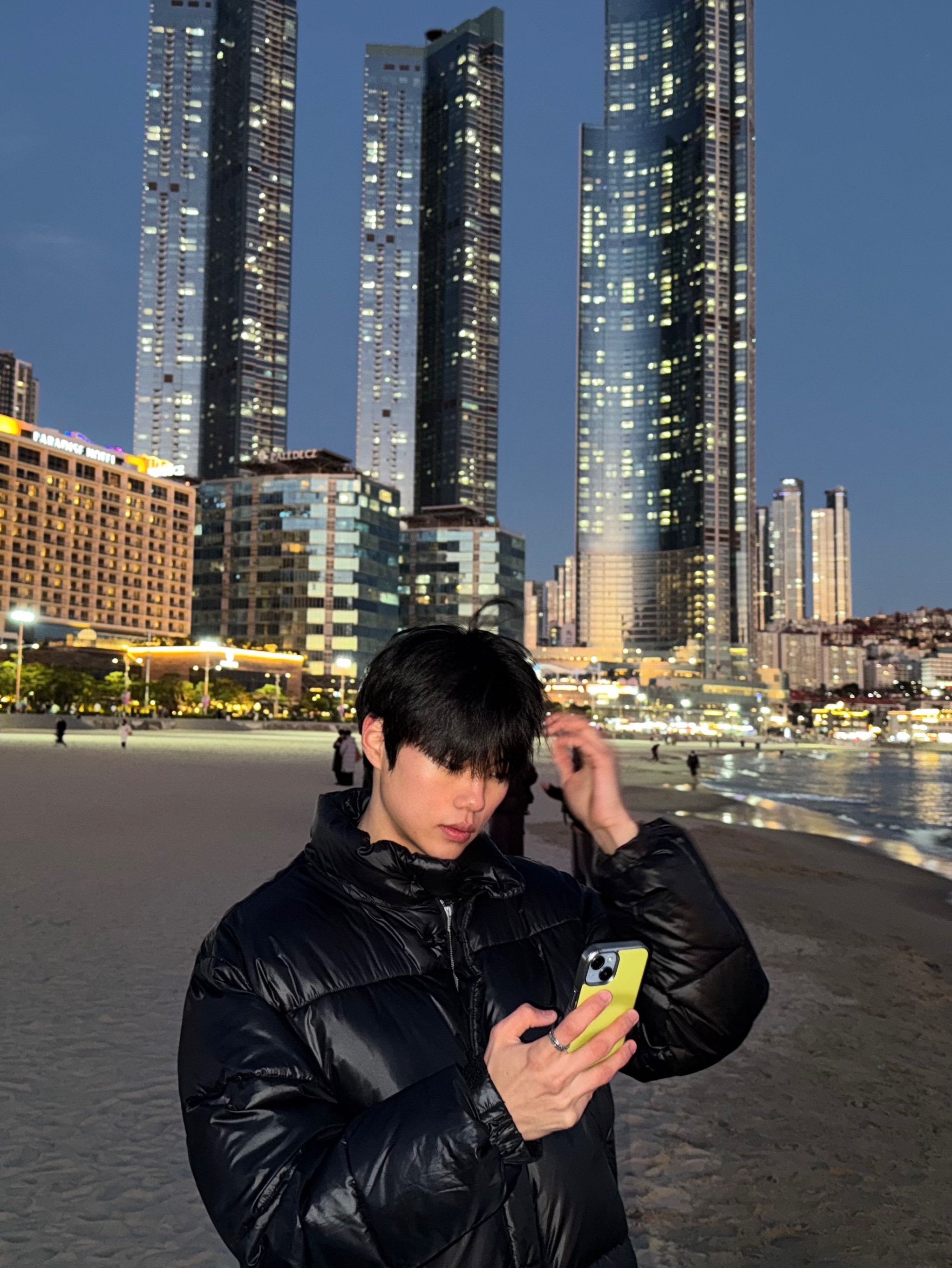 Stone Island 6100060 Organic Cotton Fleece Regular Fit Crewneck Sweatshirt with Elasticated Cuffs  - 25FW, NOMANUAL Raw Vision Denim Pants Washed Black 착용 스타일 - 4