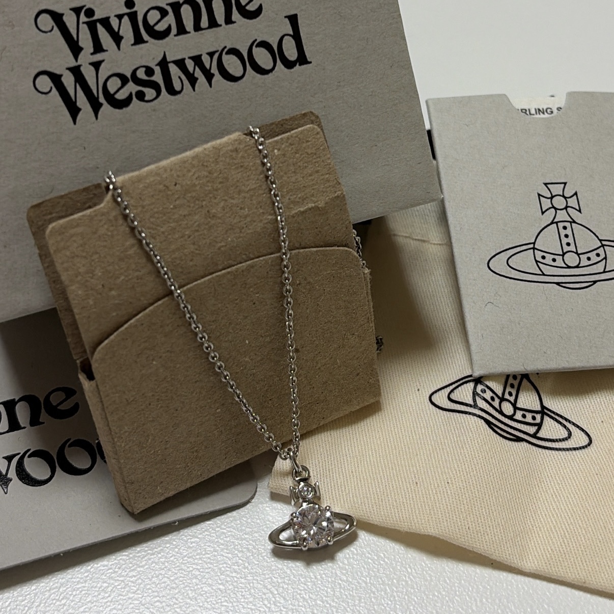 Vivienne Westwood Reina Pendant Silver 착용 스타일 - 1