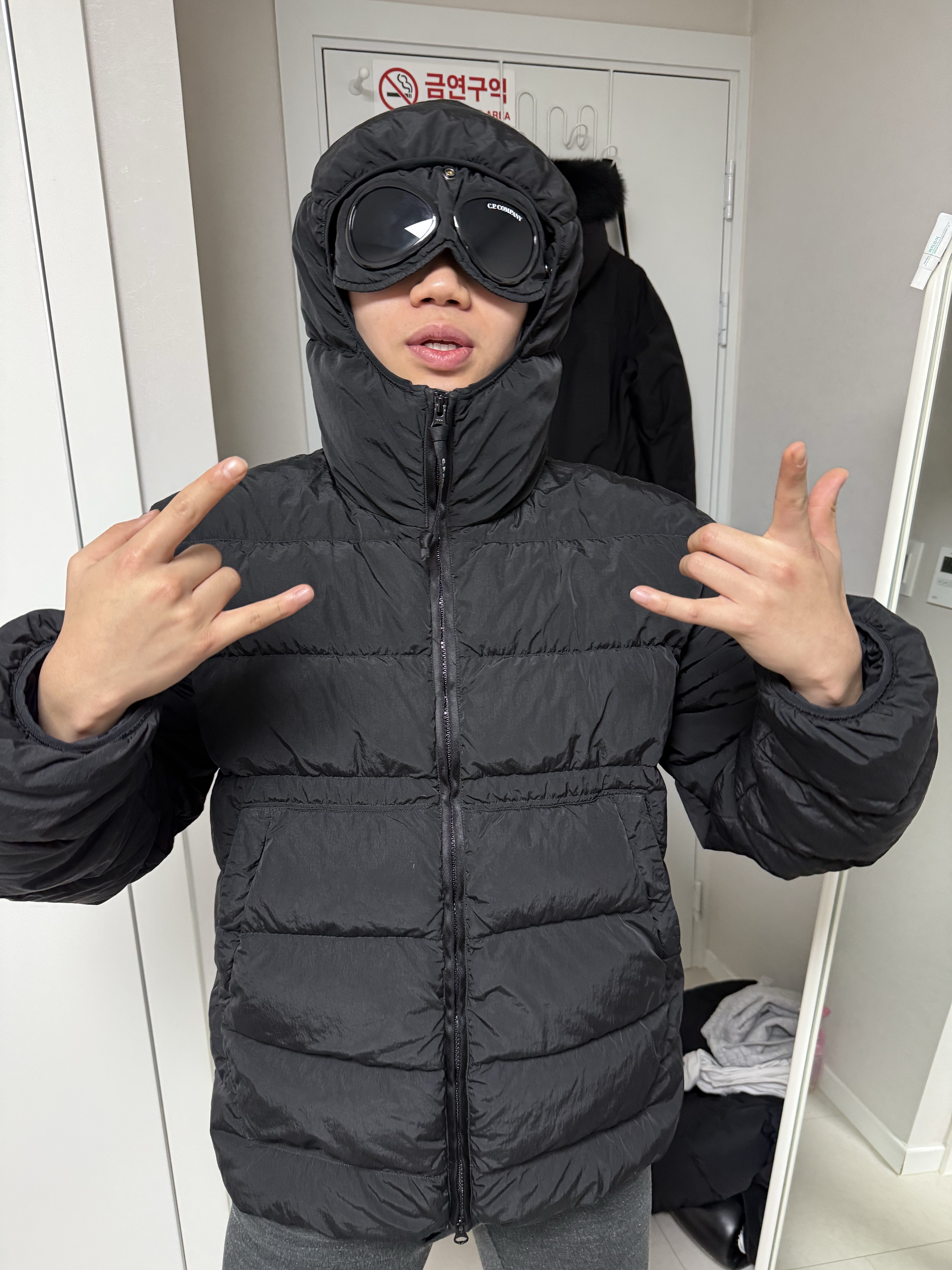 C.P. Company Chrome-R Goggle Down Jacket Black - 25FW 착용 스타일