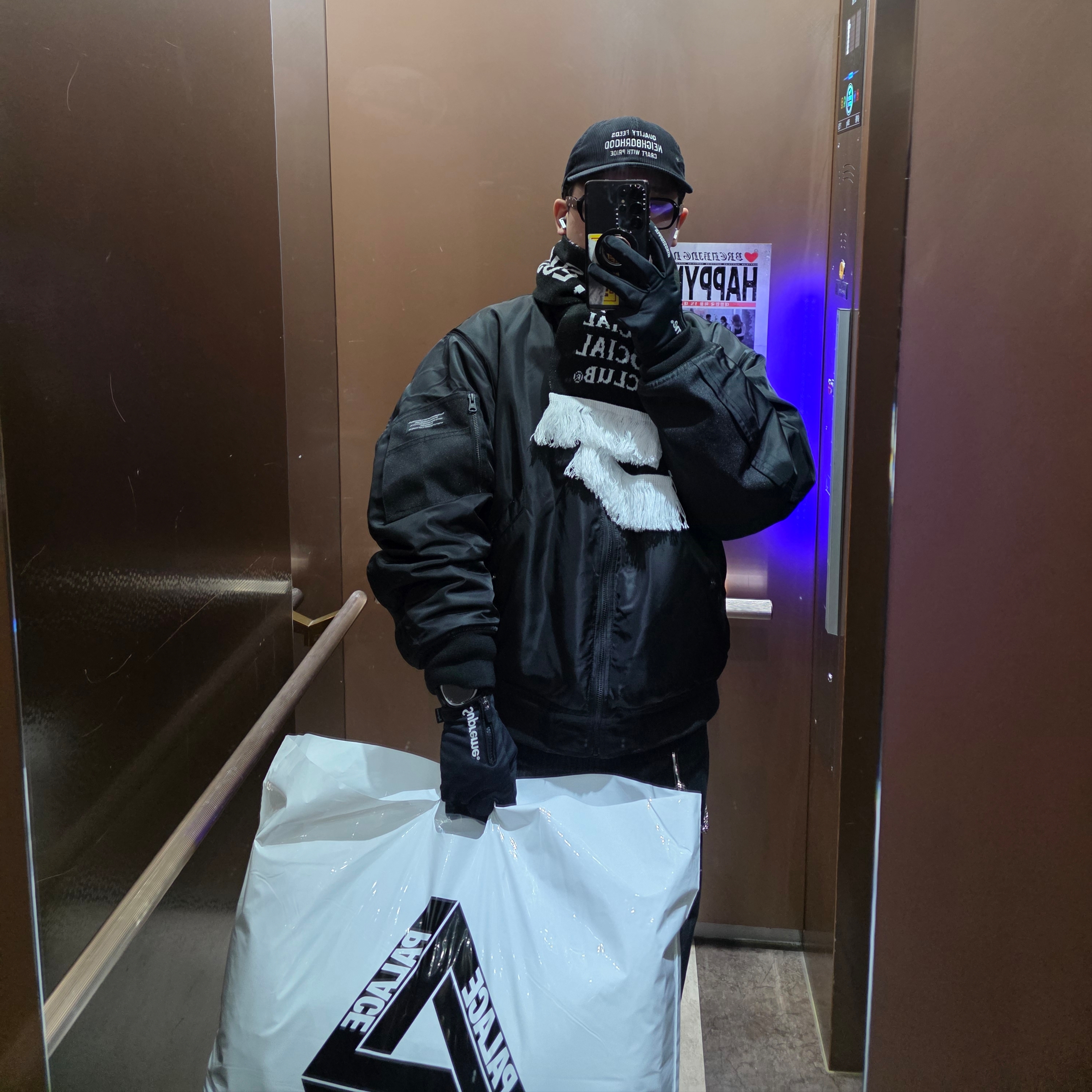 Supreme Windstopper Zip Gloves Black - 25FW, GU x Undercover Reversible Jacket Black 착용 스타일