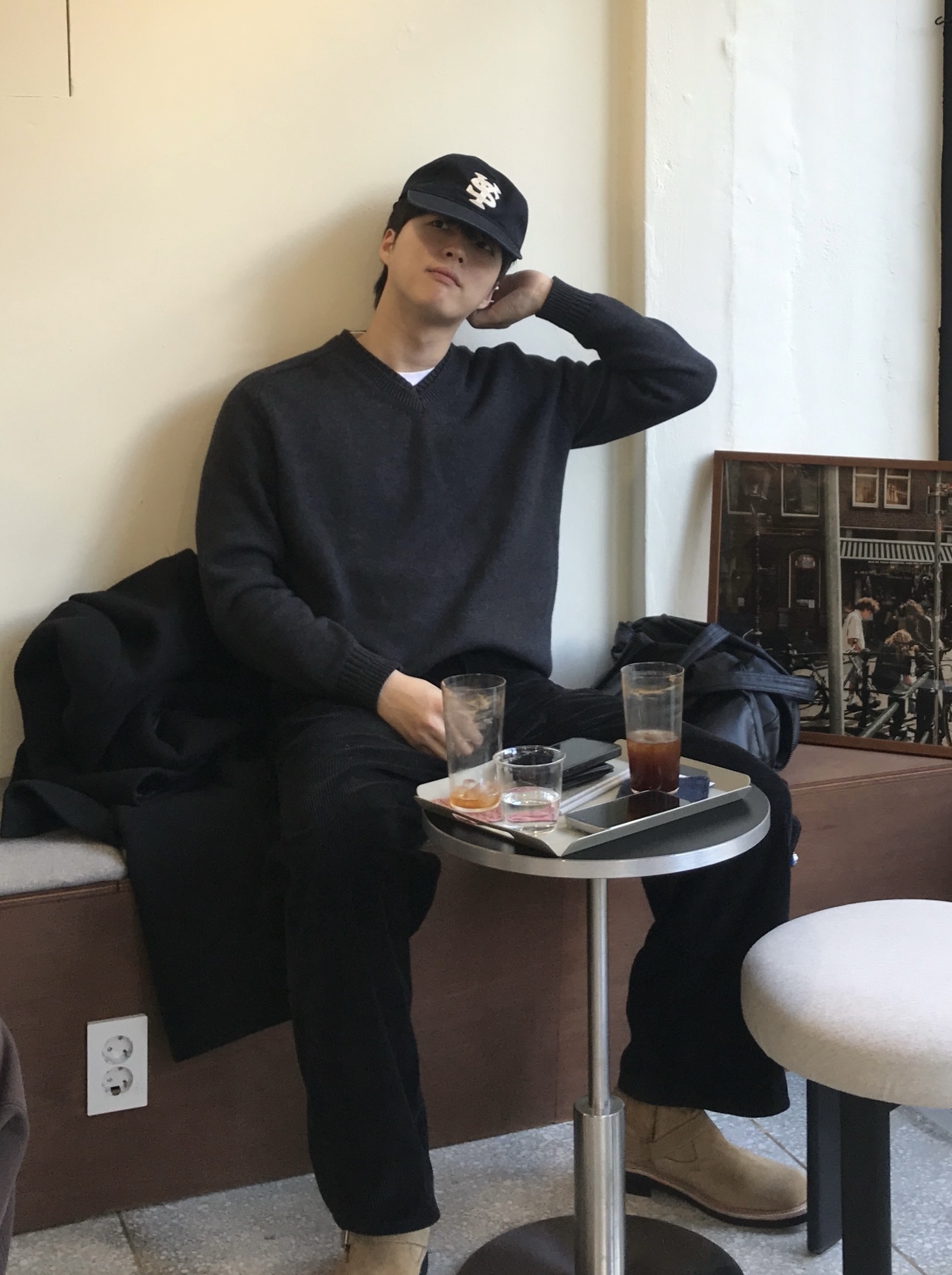noun Layered V Neck Knit Charcoal, Sunday Ceremony Sy Logo 5 Panel Cotton Cap - Navy 착용 스타일 - 2
