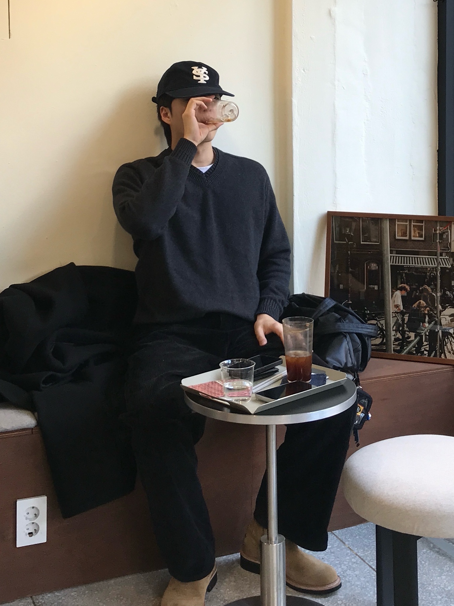 noun Layered V Neck Knit Charcoal, Sunday Ceremony Sy Logo 5 Panel Cotton Cap - Navy 착용 스타일 - 1