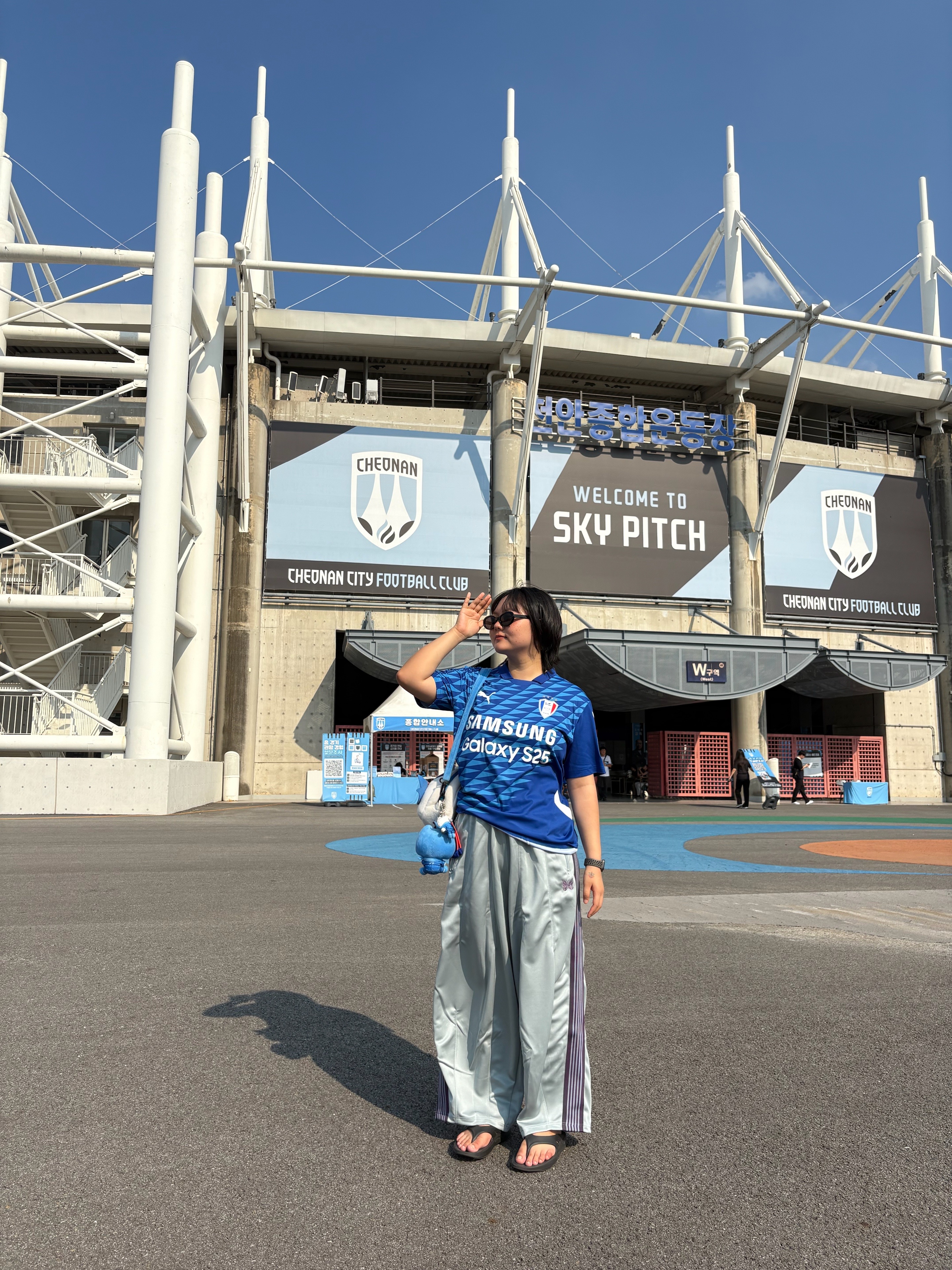 Needles H.D. Track Pants Poly Smooth Saxophone, Oofos OOriginal Black 착용 스타일