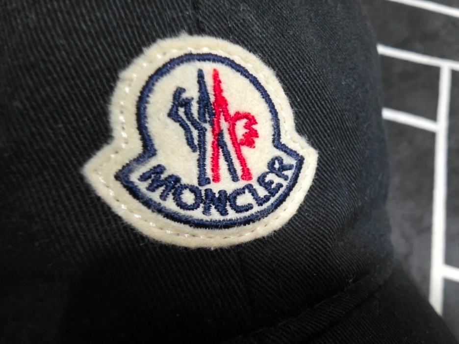 Moncler Logo Baseball Cap Black- 23SS 착용 스타일 - 2
