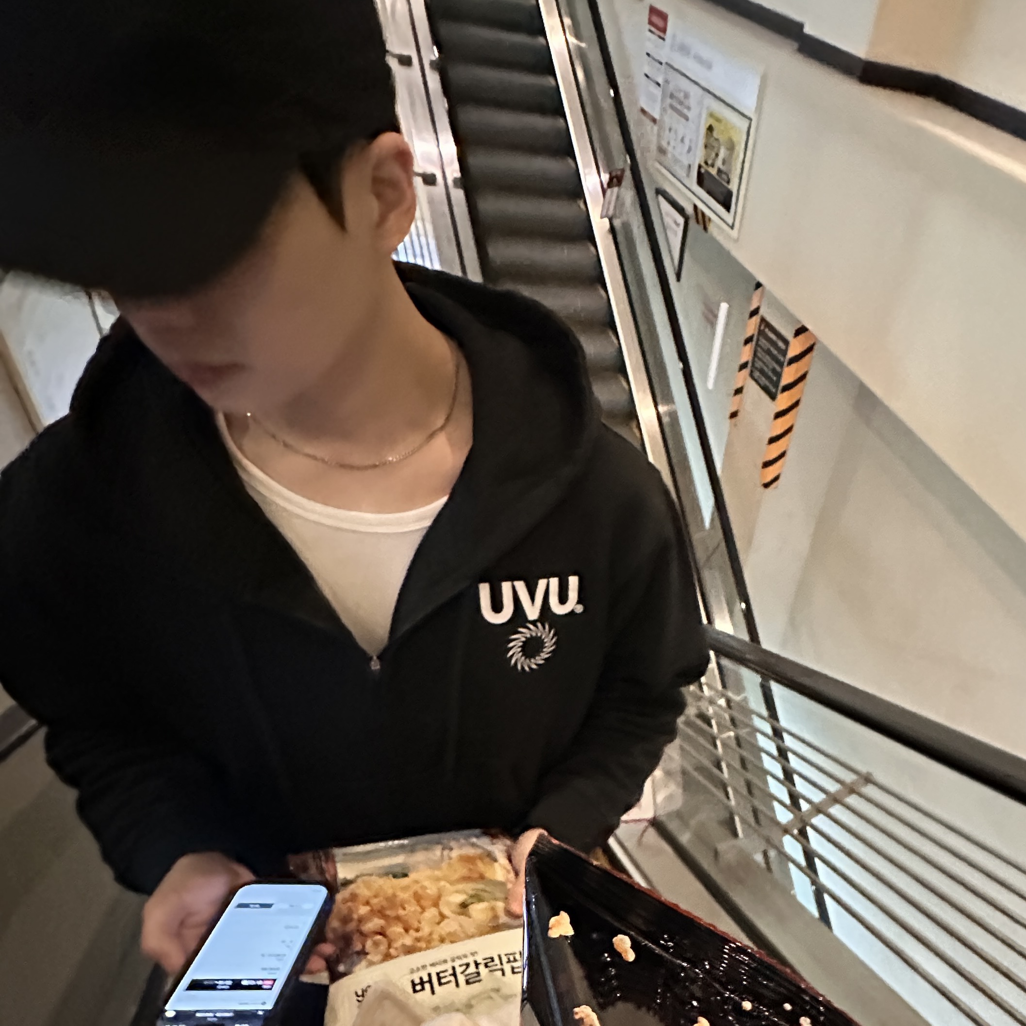 UVU Insignia Zipped Hoodie Black 착용 스타일