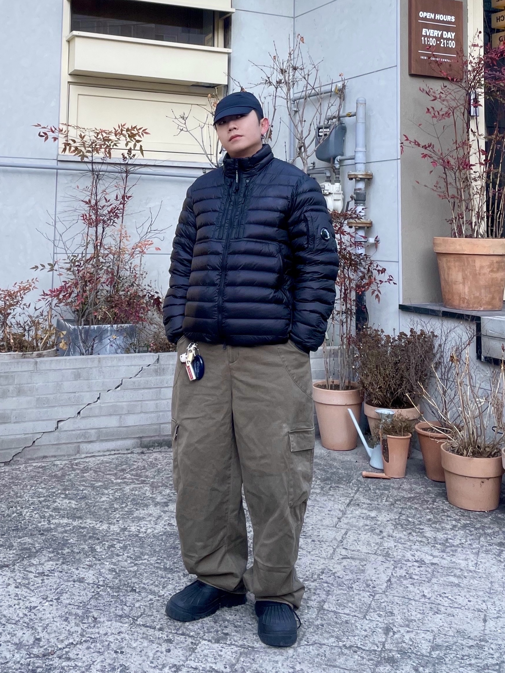 noun Washed Cargo Pants Khaki, C.P. Company D.D. Shell Medium Down Jacket Black - 25FW 착용 스타일 - 4
