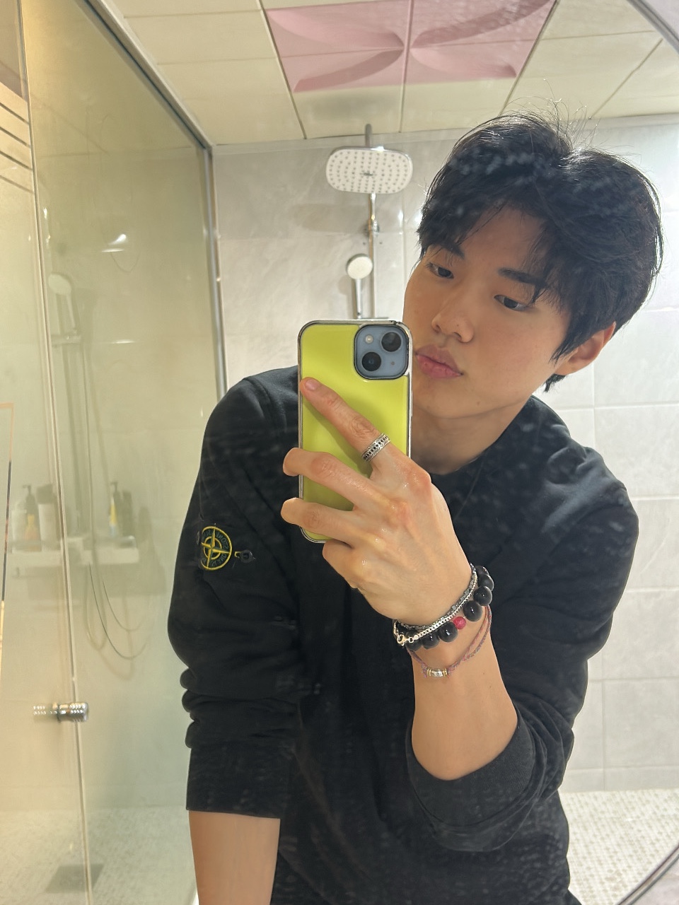 Stone Island 6100060 Organic Cotton Fleece Regular Fit Crewneck Sweatshirt with Elasticated Cuffs  - 25FW, NOMANUAL Raw Vision Denim Pants Washed Black 착용 스타일 - 3