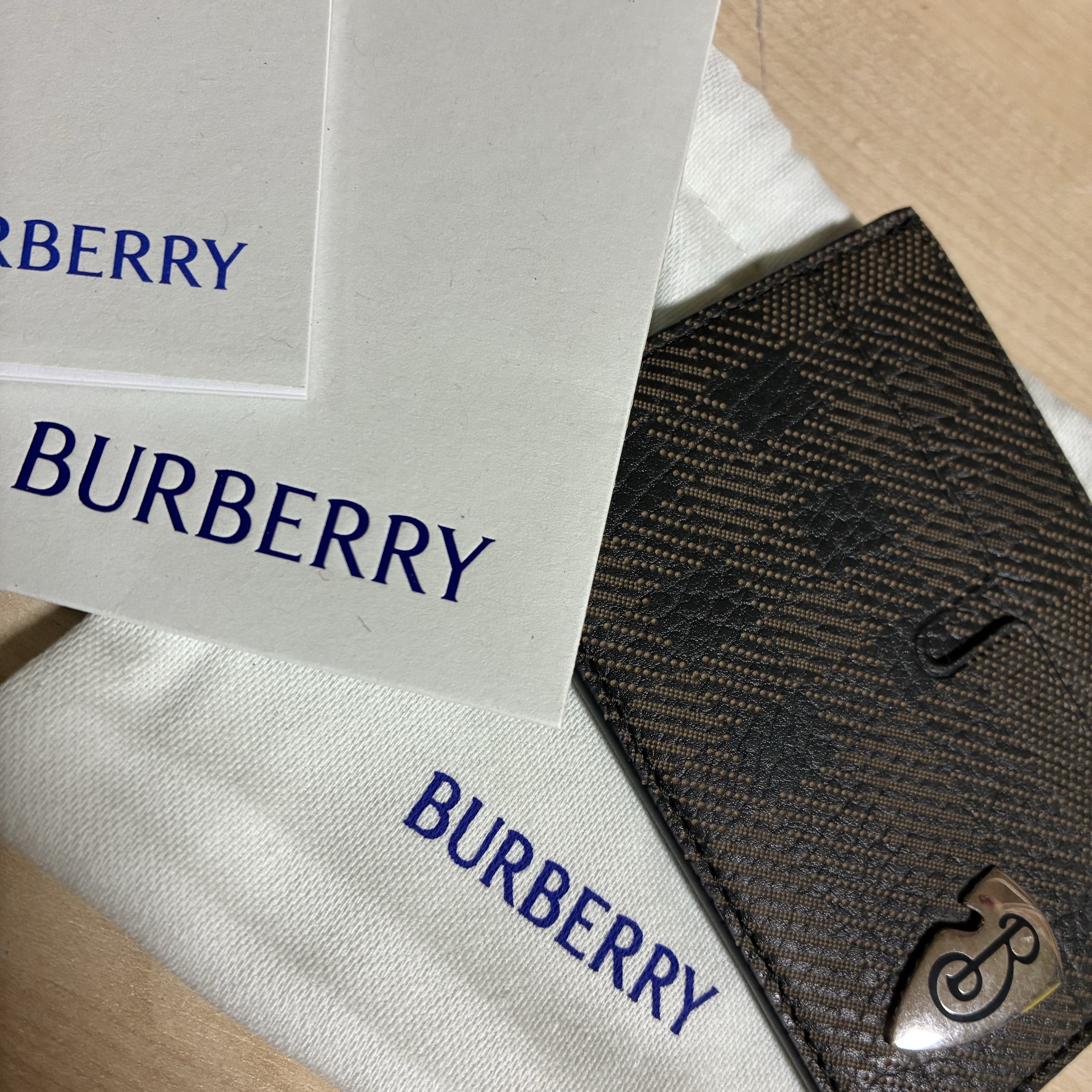 Burberry B Shield Card Case Slate 착용 스타일