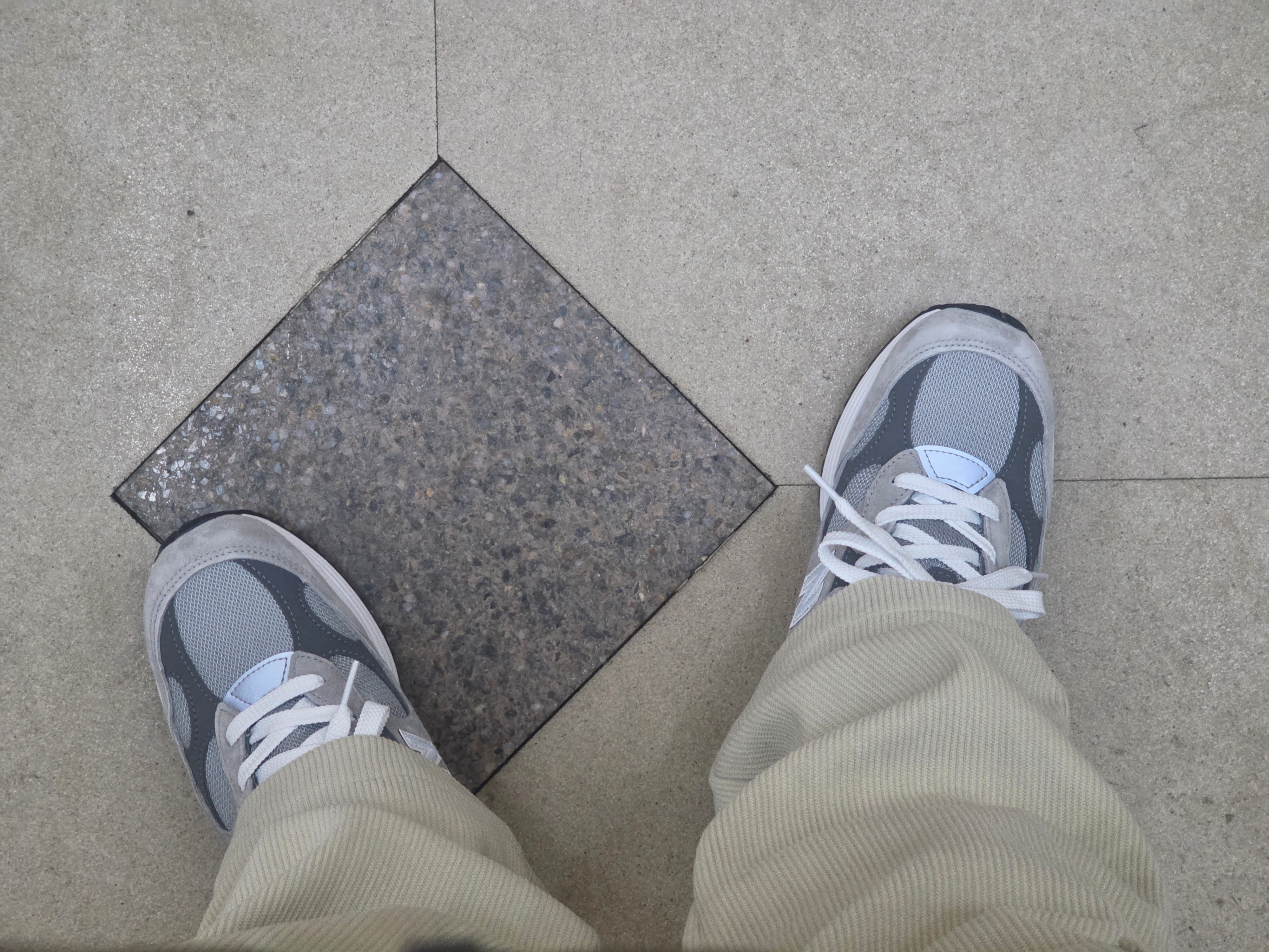 New Balance 992 Made in USA Core Grey Silver Metallic 착용 스타일 - 1