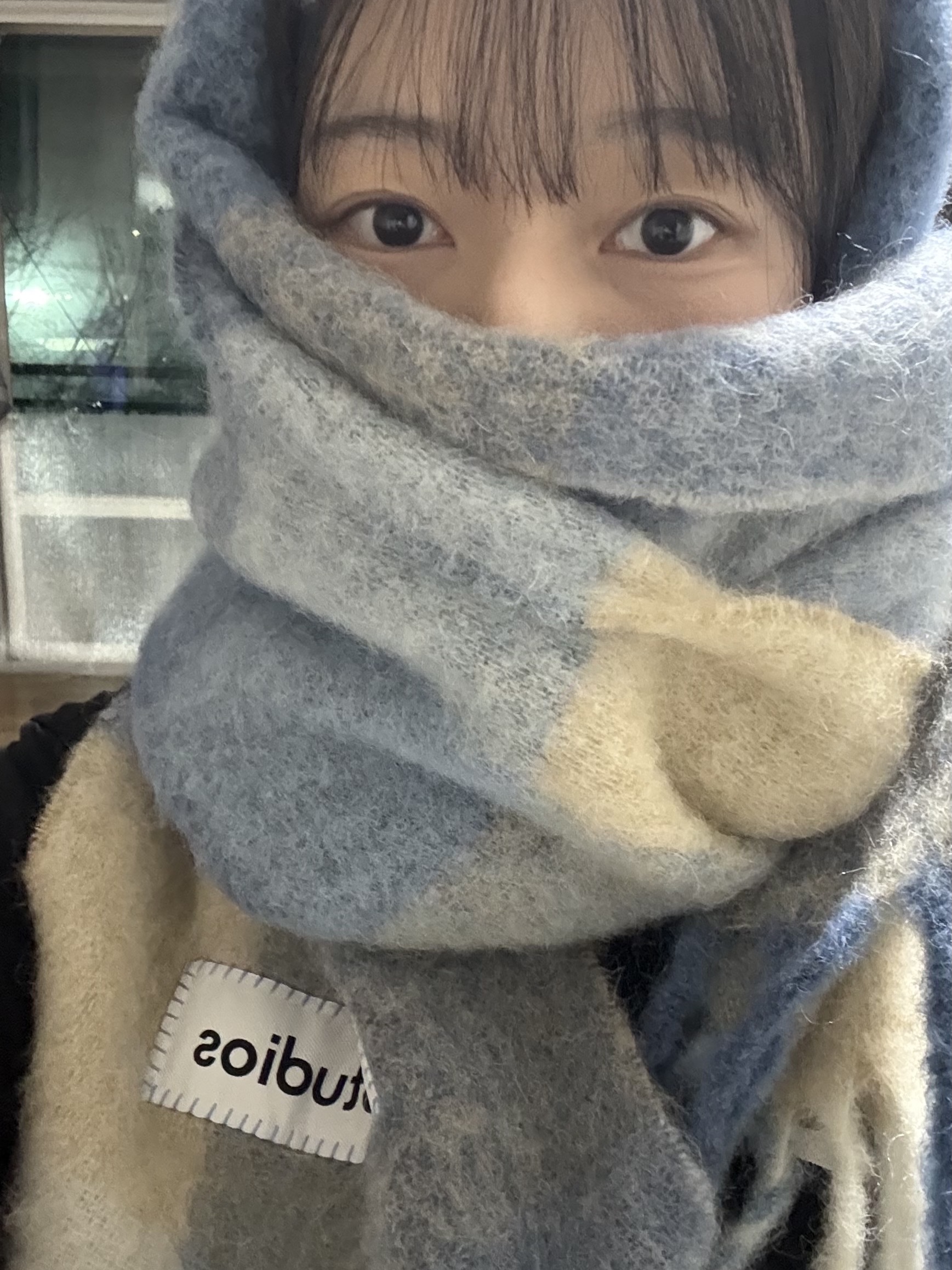 Acne Studios Mohair Checked Muffler Indigo Grey Light Blue 착용 스타일 - 2