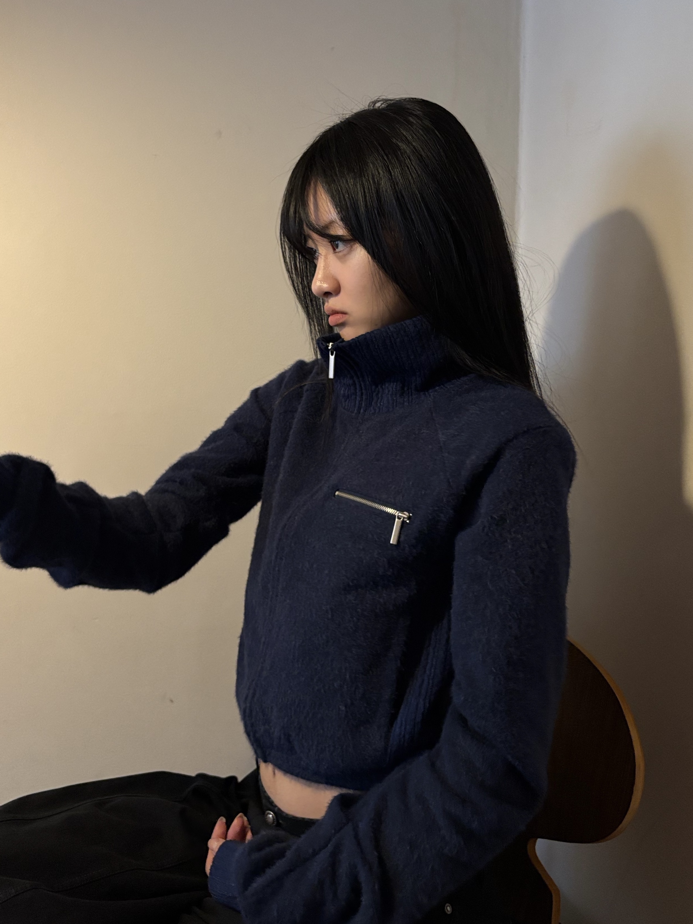 WET TAG High Neck Knit Zip-Up Navy 착용 스타일 - 2
