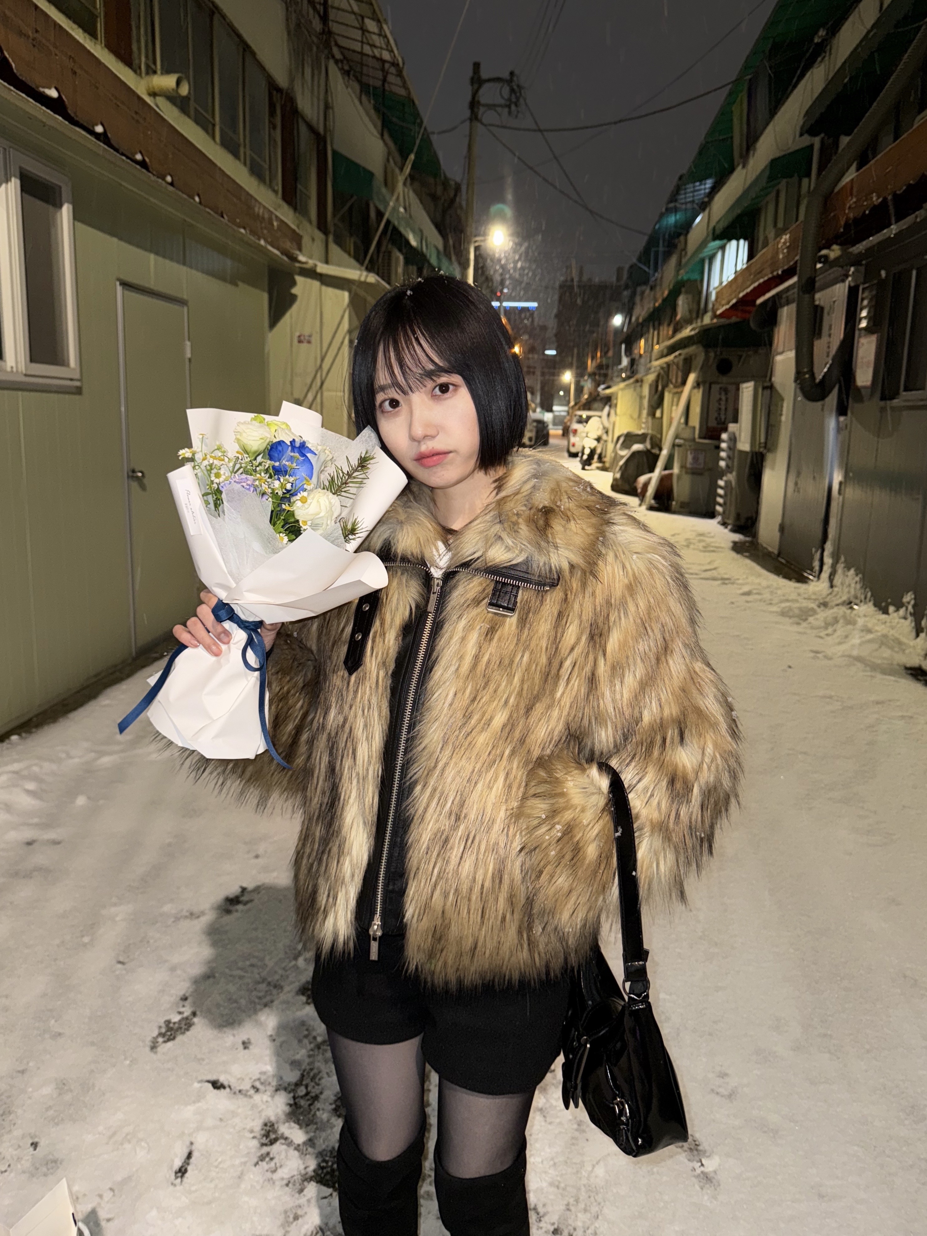 (W) Matin Kim Neck Buckle Crop Fur Jumper Beige 착용 스타일 - 2